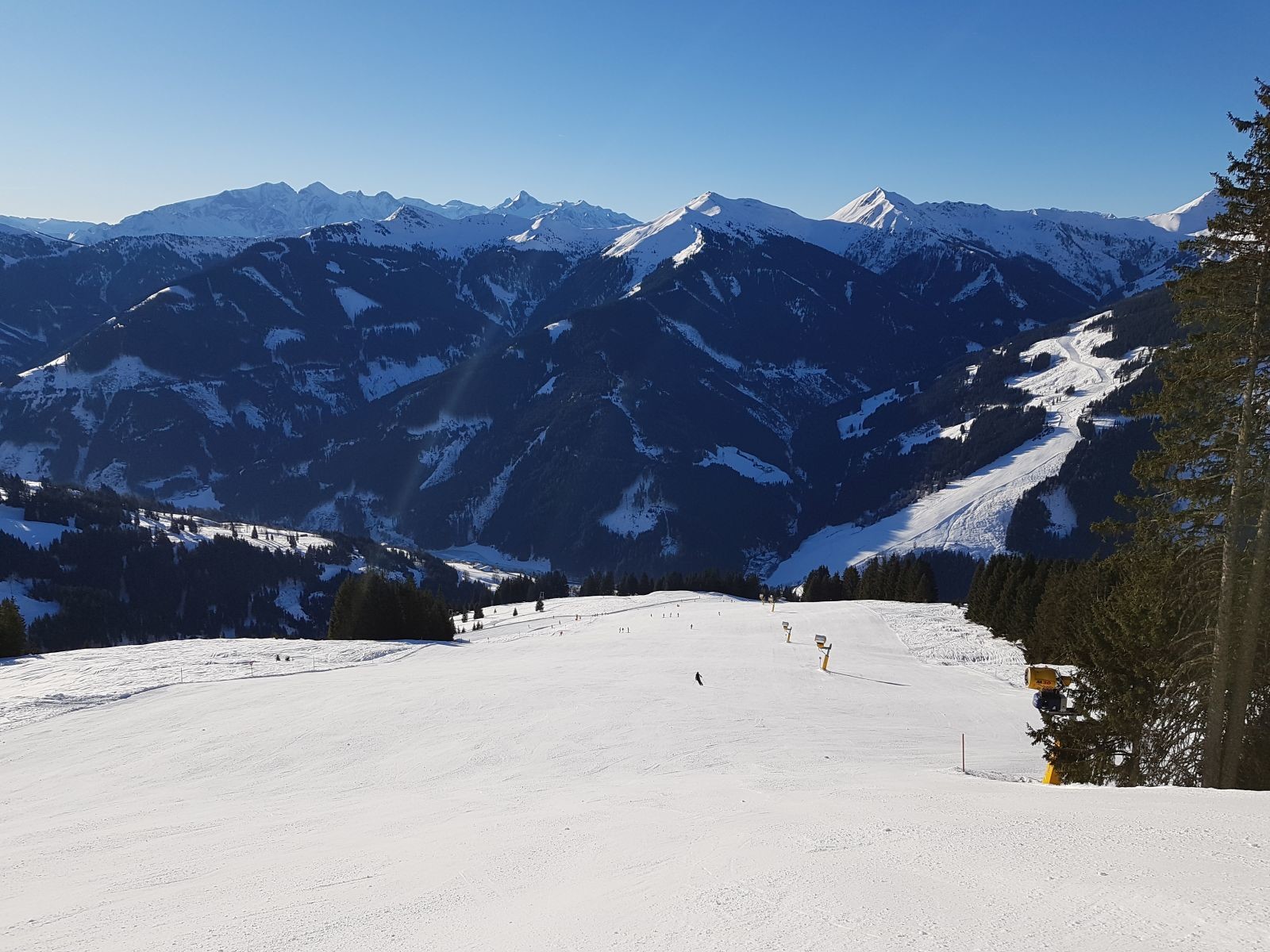 Breit und leer. Über Nacht pulvrig geworden. Etwas auf der härteren Seite mit ein paar Knollen, aber trotzdem beeindruckend.