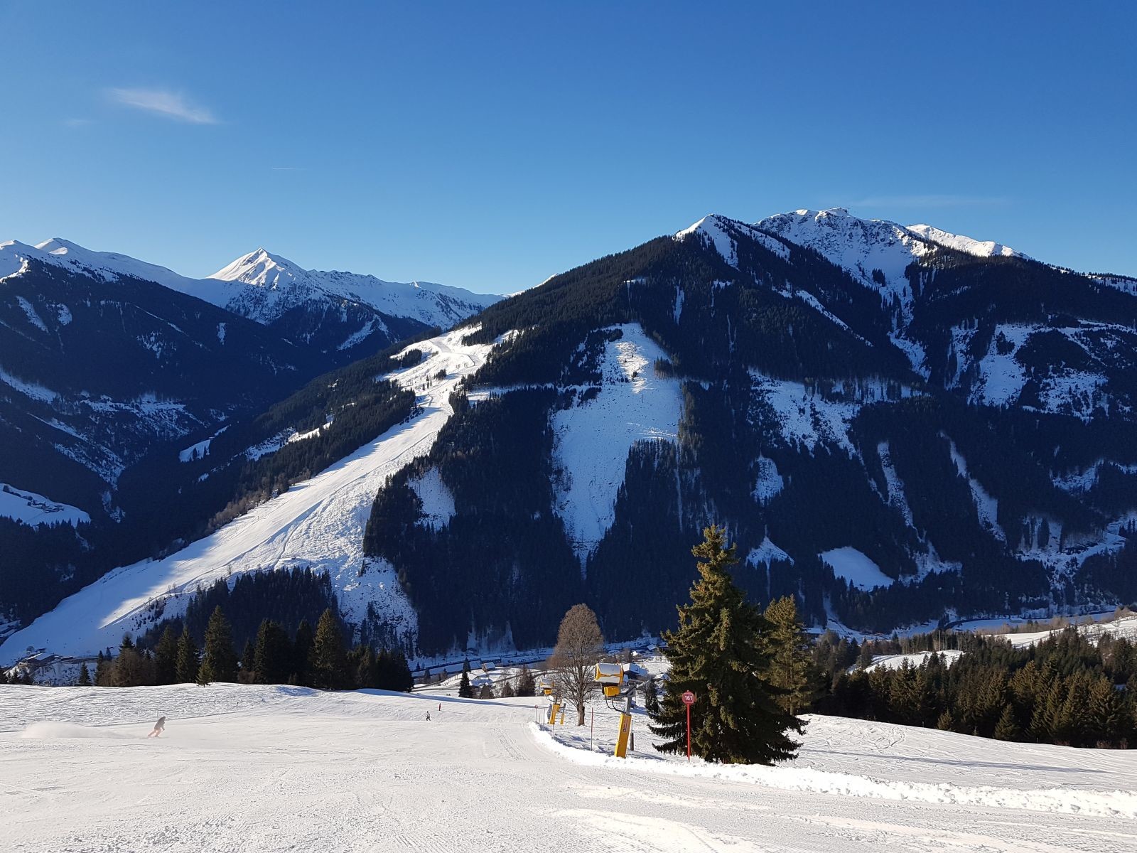 Wir zogen aber über die Talabfahrt durch. Gut zu fahren auch dank der Beschneiung.