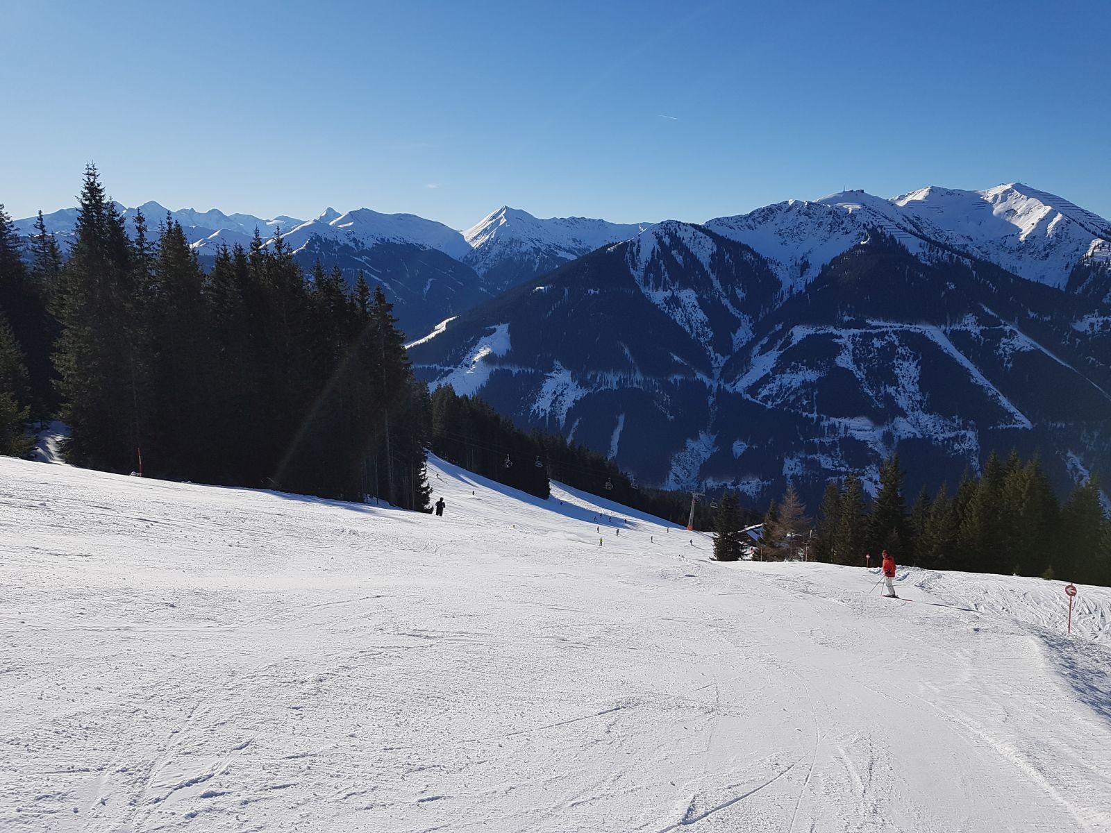 Über den roten Starthang fuhren wir dann...