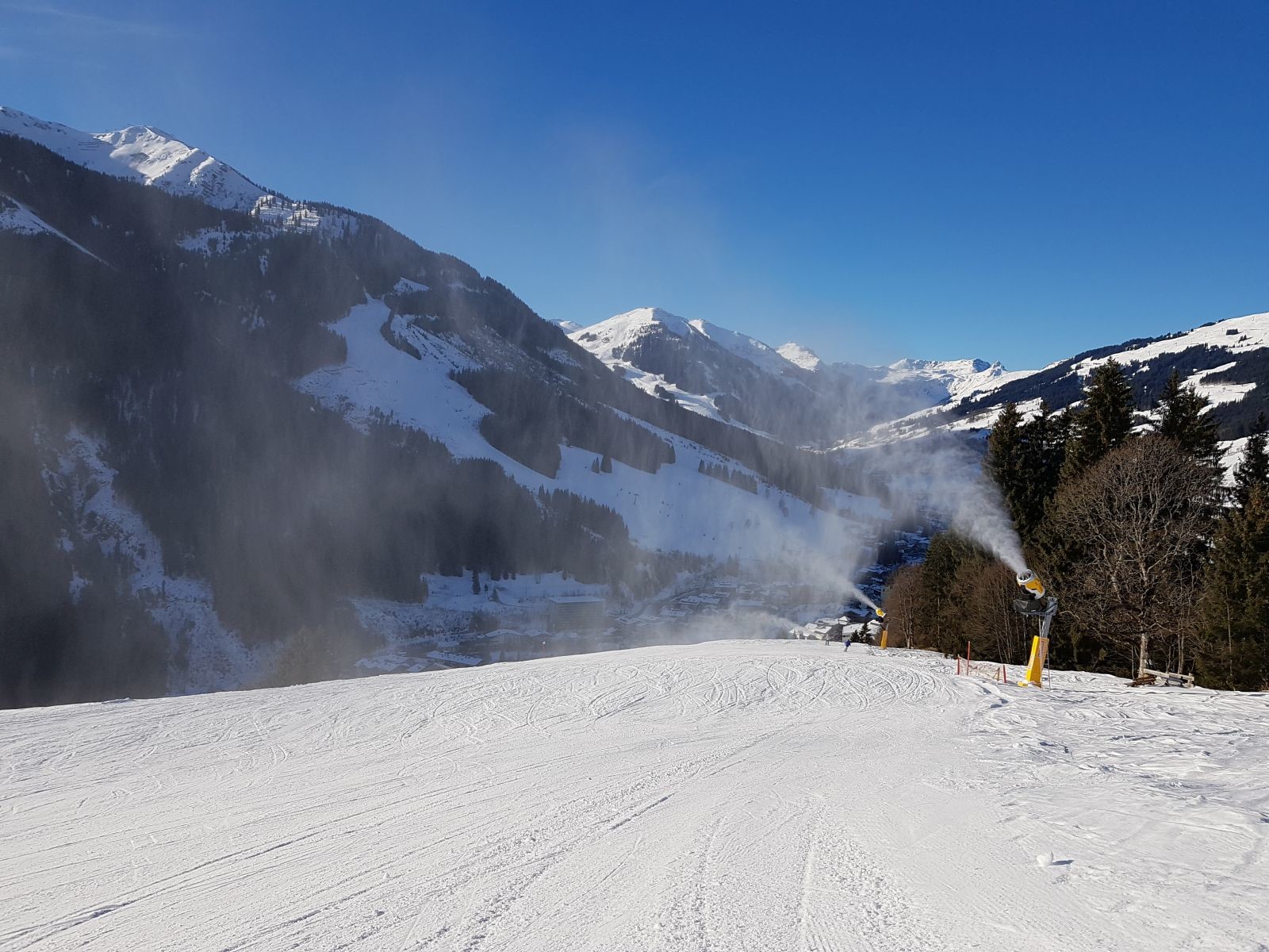 ...in den geliebten Kohlmaisbereich. Hier auf der Ederabfahrt, die durch die laufende Beschneiung guten Grip hatte und die im Gegensatz zum überfüllten Knotenpunkt oben sehr leer war.