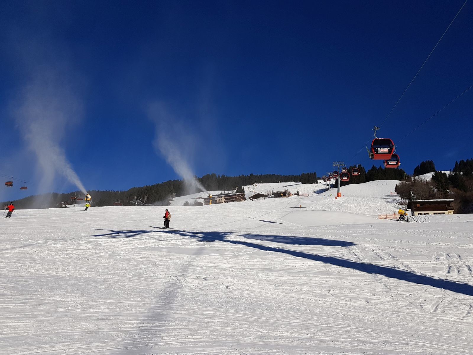 Angekommen in Saalbach, auch die Turmwiese wird noch beschneit.