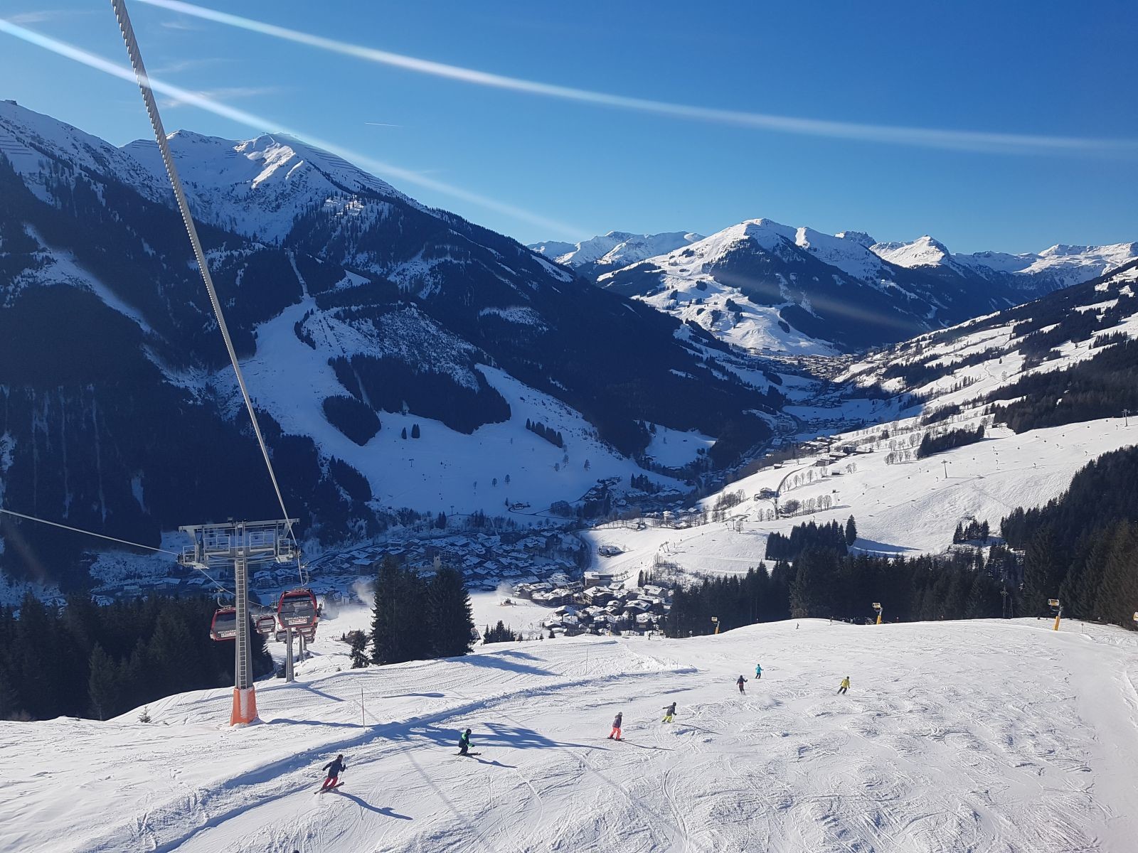 In der Kohlmaisbahn. Unter uns die rote Talabfahrt 153a. Sie war die einzige "schlechte" Piste bisher, da sich der frische Kunstschnee sehr aufgeschoben hatte und es dazwischen recht glatt war.
