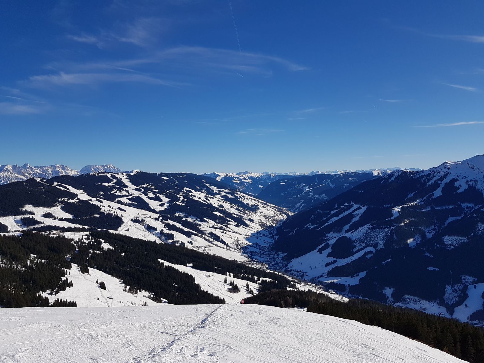 Doch schon bald folgte der nächste Kracher. Ausblick nach Osten vom Start der Gratabfahrt.