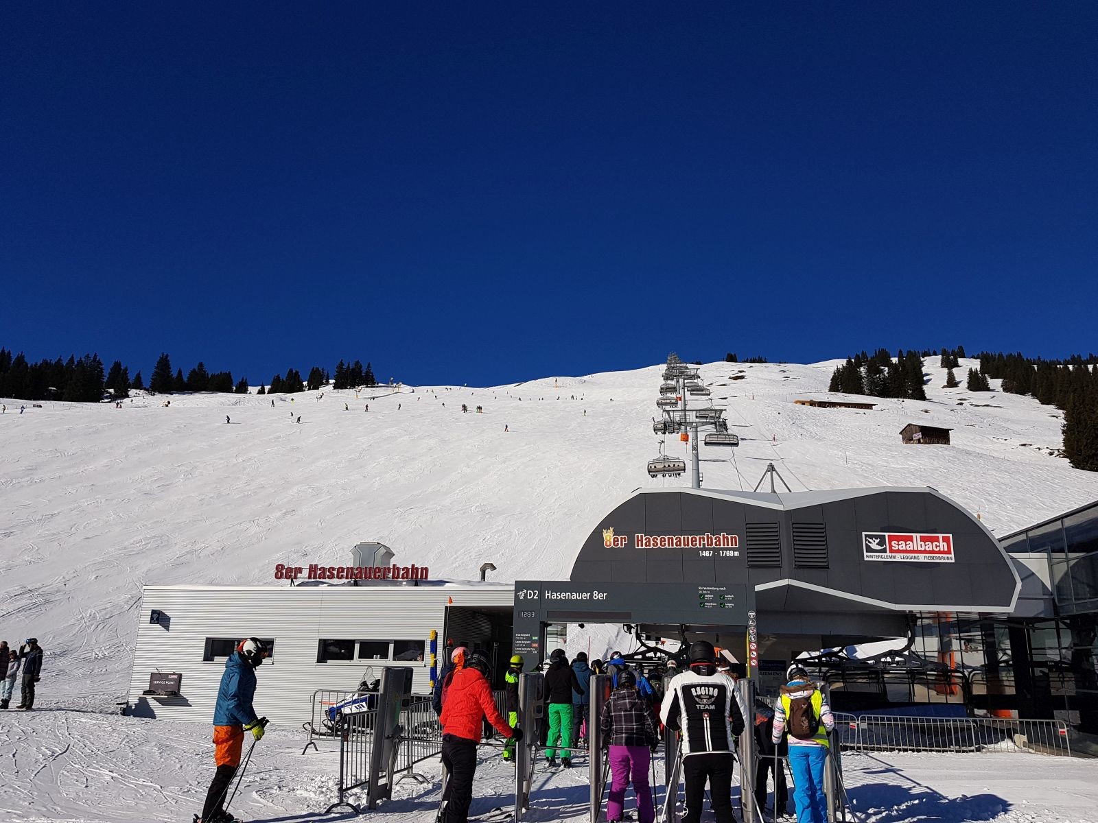 An den Liften spürte man das Januarloch dann schon. Nichts los...