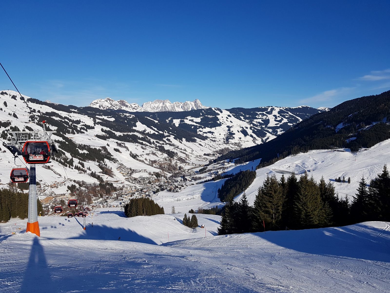 Start in die WM-Abfahrt 36a. Gut griffig, aber in Verbindung mit dem Schatten und einigen wenigen Eisplatten nicht optimal. Die untere Hälfte der 36a war ab heute gesperrt, als wir sie gestern noch gefahren sind, war eigentlich alles gut bis auf den ein oder anderen Grashalm oder Kiesel. Aber nicht tragisch. Später wurde der gesperrte Abschnitt kräftig beschneit.