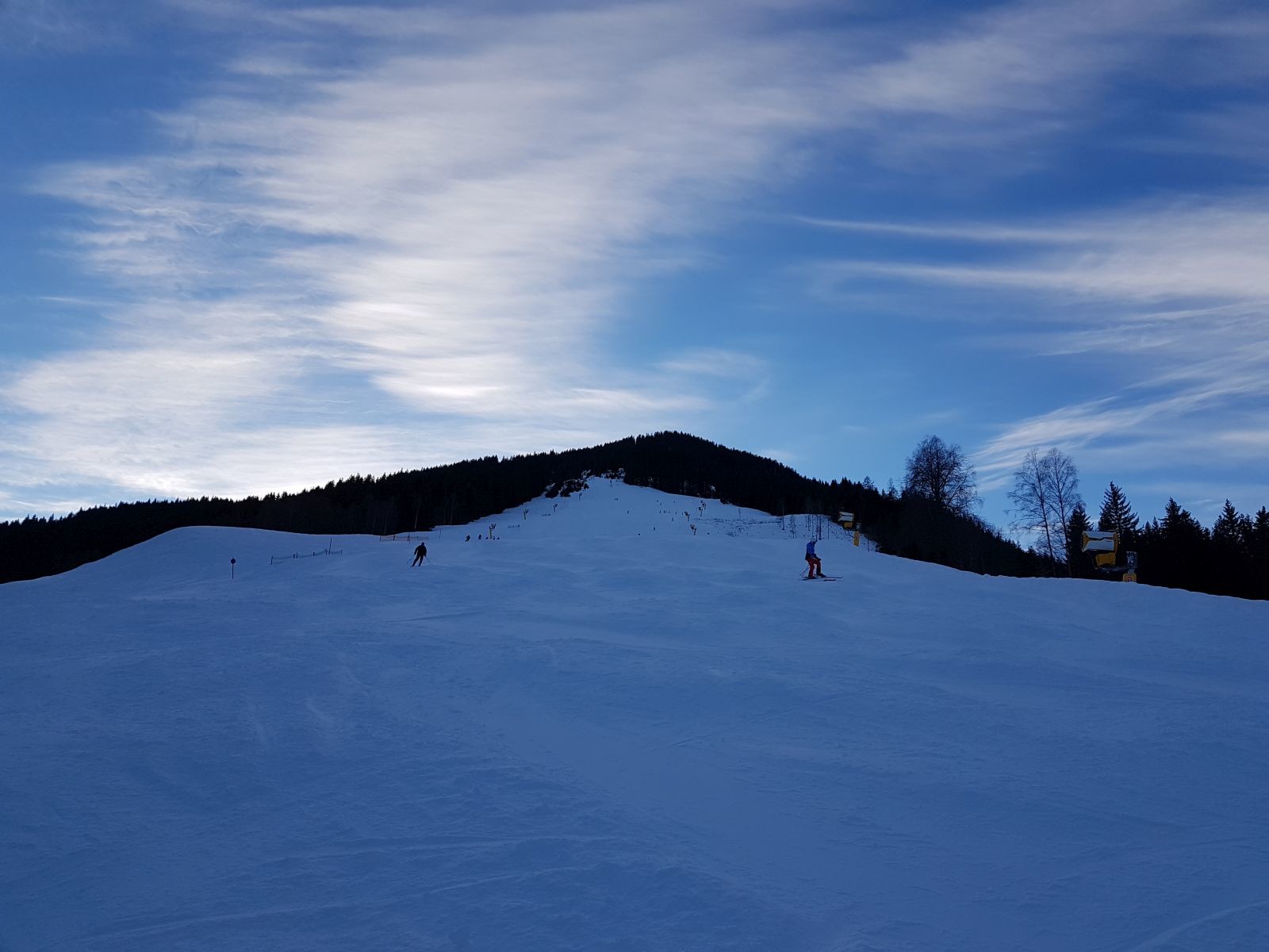 Die Jausern brachte uns dann das Grausern. Der Kunstschnee war jetzt schon sehr zusammengeschoben und es bildeten sich wirklich teils große Buckel. Aber das trübte unsere Laune kaum, denn wir hatten heute einen super Tag im Skicircus!