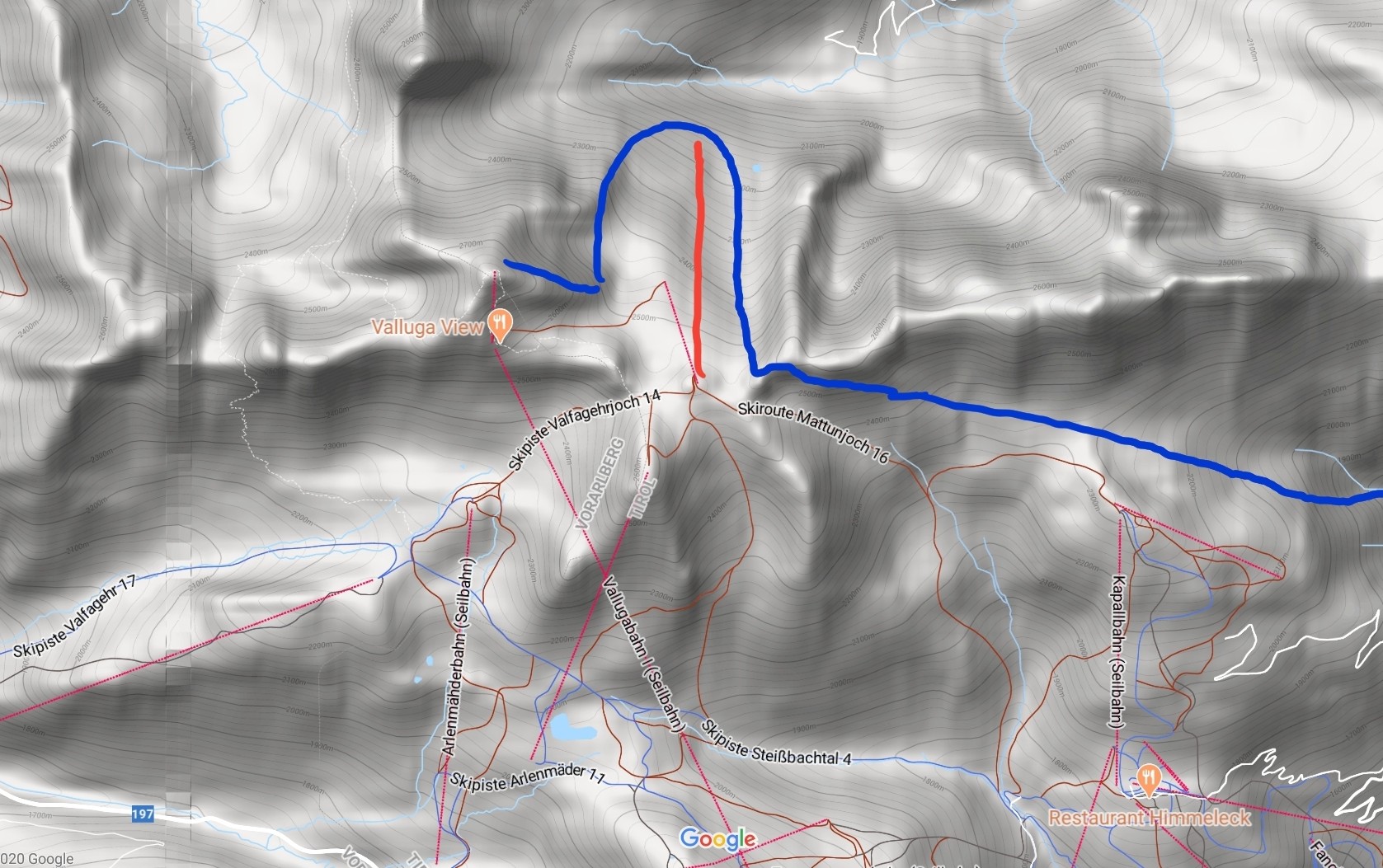 Skigebietsgrenze (blau) mit viel Platz für eine neue Bahn (rot)