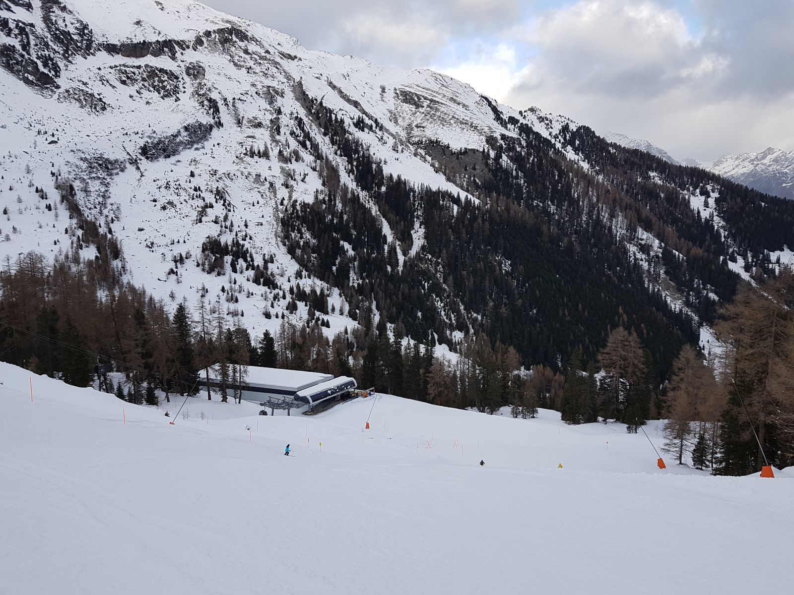 Schließlich zogen wir zur Almbahn durch. Die Zirbenpiste war genial und  auch der Schlusshang war super griffig.