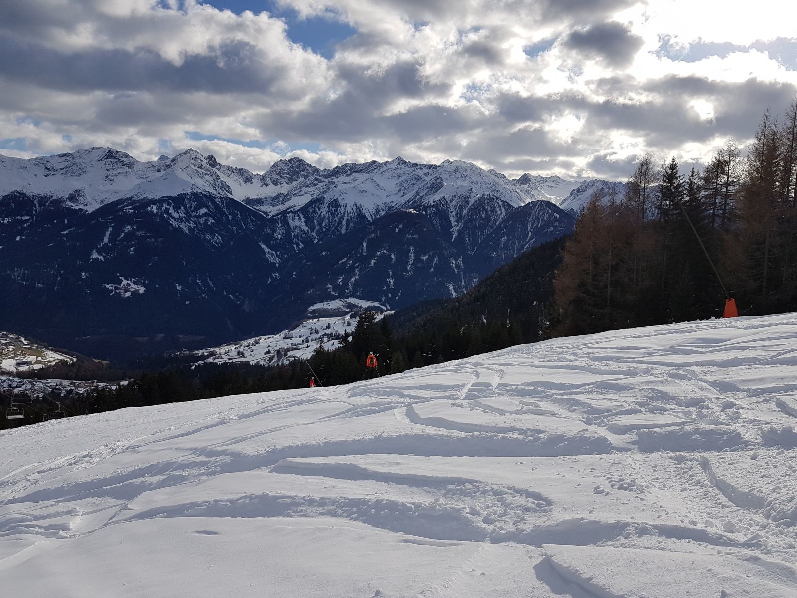 Anschließend nahmen wir die Möseralmbahn. Hier auf der Verbindungspiste zur Waldbahn. Wir sind in den „Tiefschnee“ ausgewichen, da die Piste ziemlich braun war.