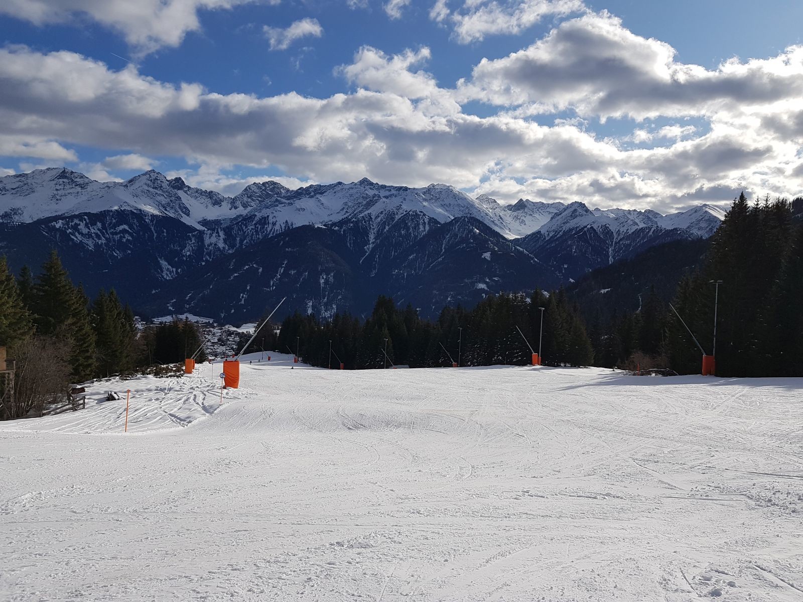Nach der Auffahrt mit der Waldbahn sind wir schon auf der Mittelabfahrt. Sie war zwar etwas braun, aber trotzdem gut zu fahren.