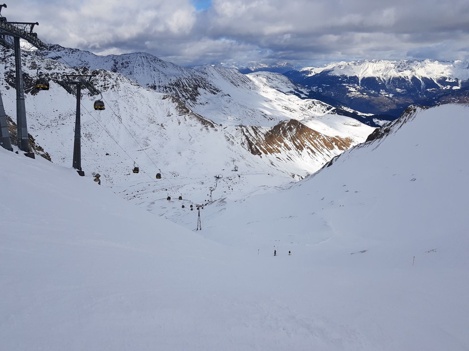 Oben am Pezid nahm ich zuerst die Standardpiste. Sie war genial pulvrig, aber mit einigen Steinen. War aber noch ok.