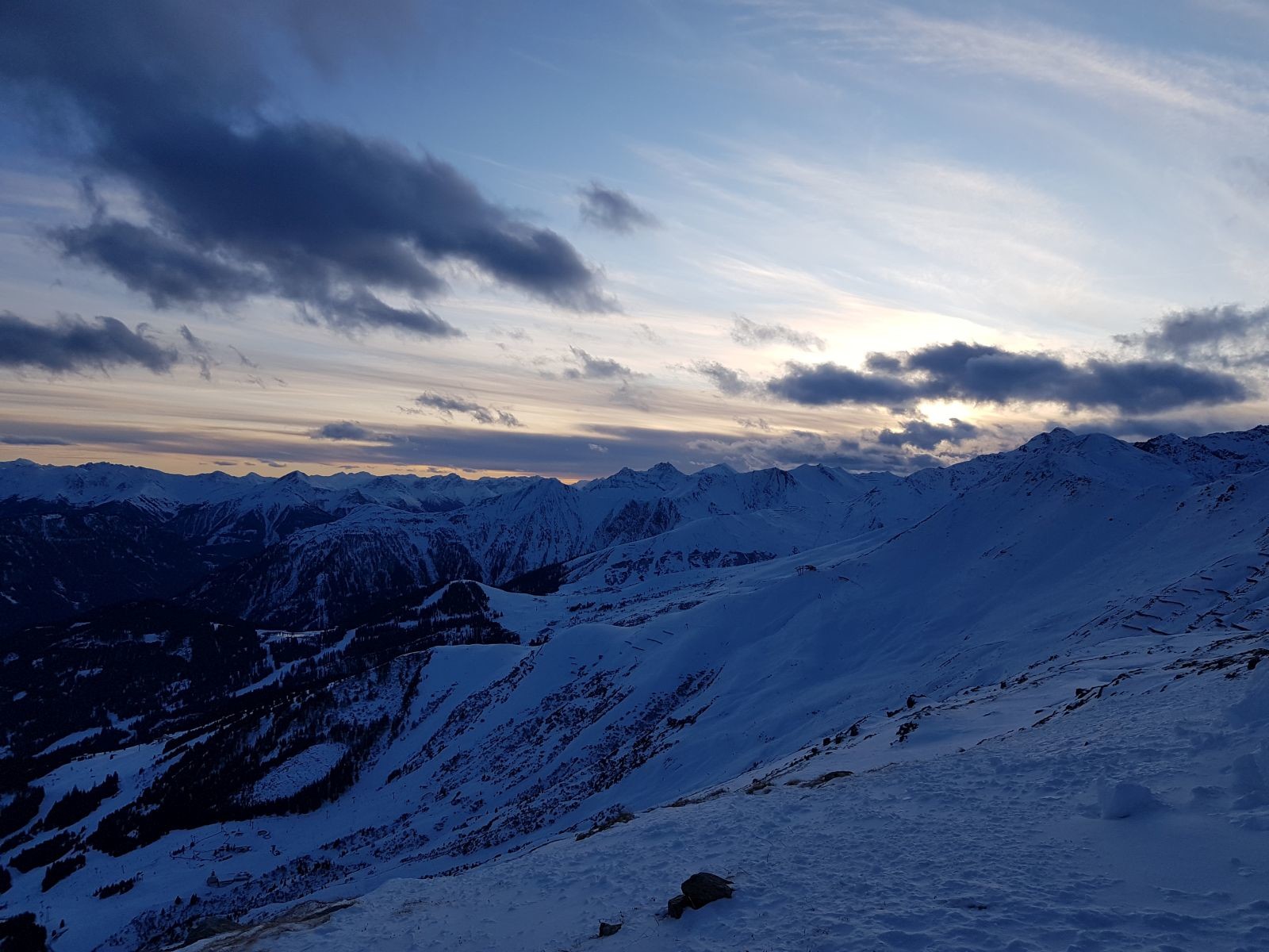 Nach einer Wonneabfahrt 2 leeren Abfahrten an Plazör- und Schöngampabfahrt genossen wir um kurz nach 4 den Sonnenuntergang am Schönjöchl.