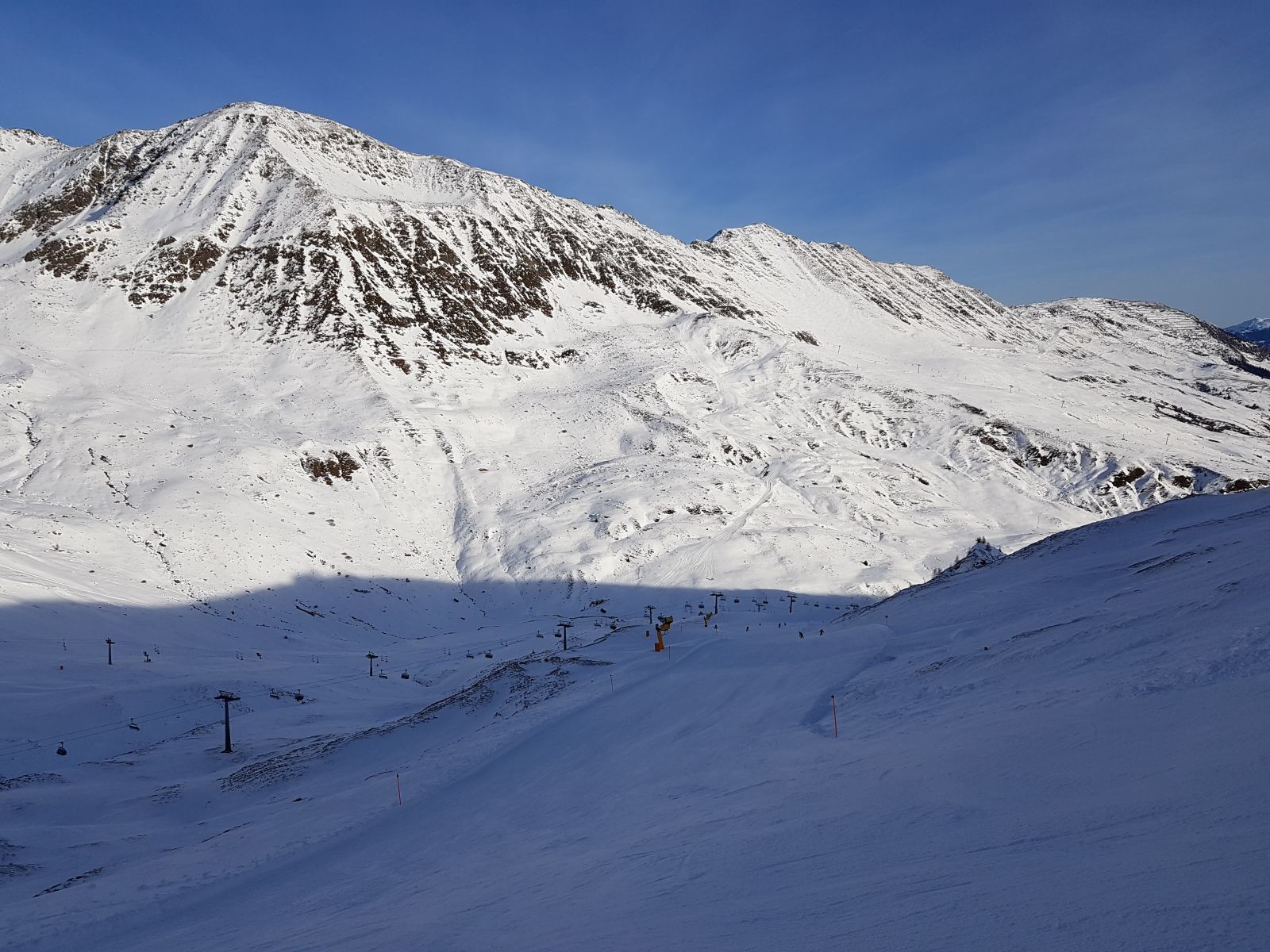 Die Arzköpflabfahrt wurde über Nacht, wie einige andere Pisten, beschneit.