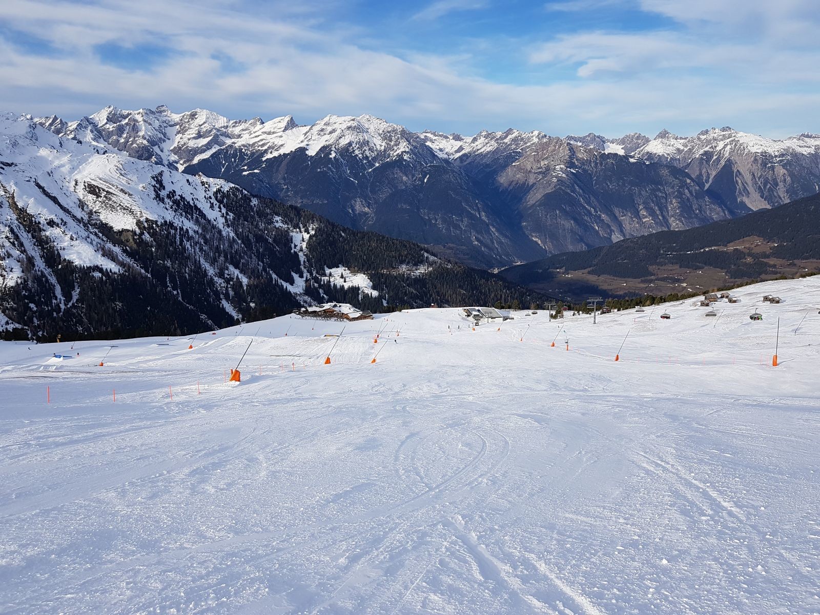 Weiterer Verlauf der Schöngampabfahrt. Sonnig und leer!