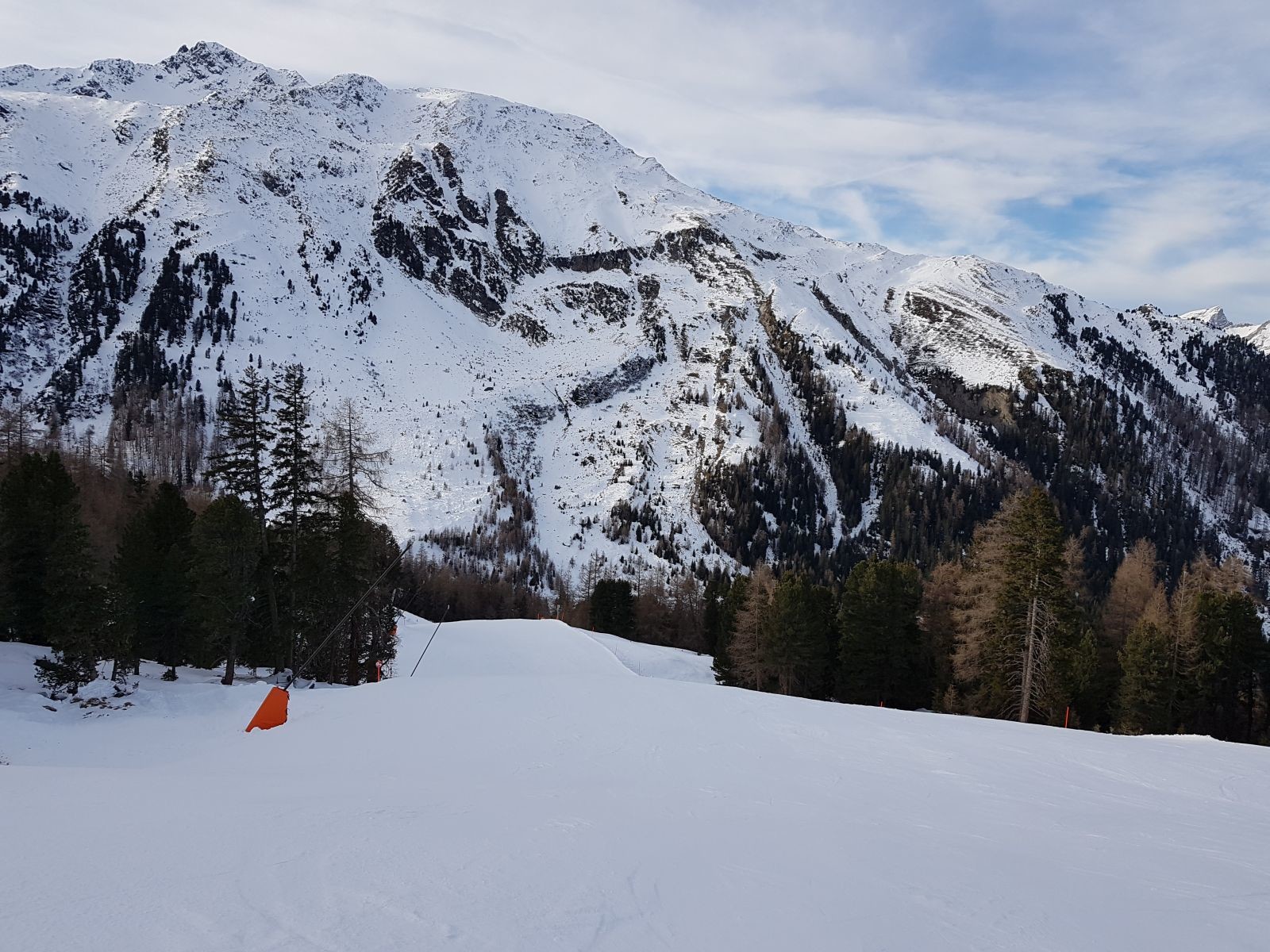 …fuhr ich noch einmal runter zur Almbahn. Im März hätte man hier jetzt 10-15 Minuten gewartet, aber jetzt geht man einfach durch. Genial!