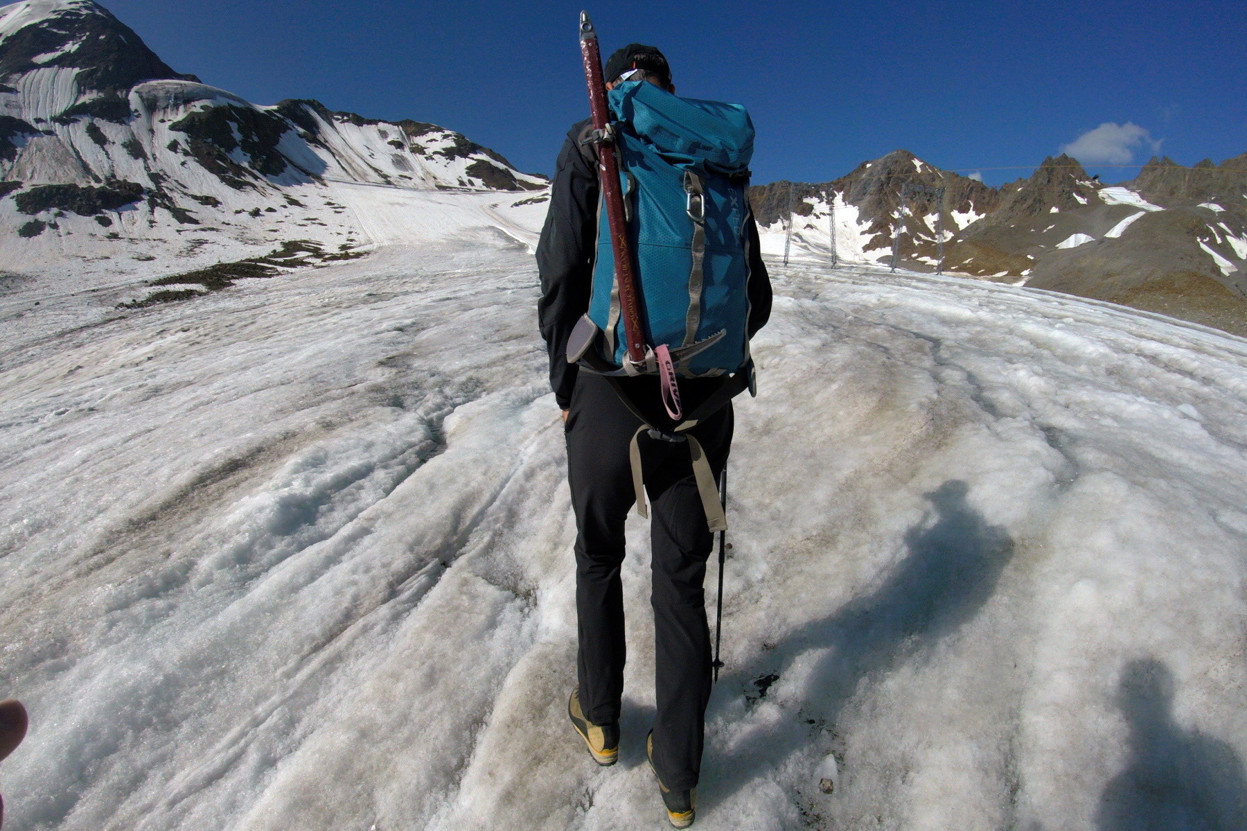 Brav hinter dem Bergführer über die Piste am Gletscher zum Falginjoch.