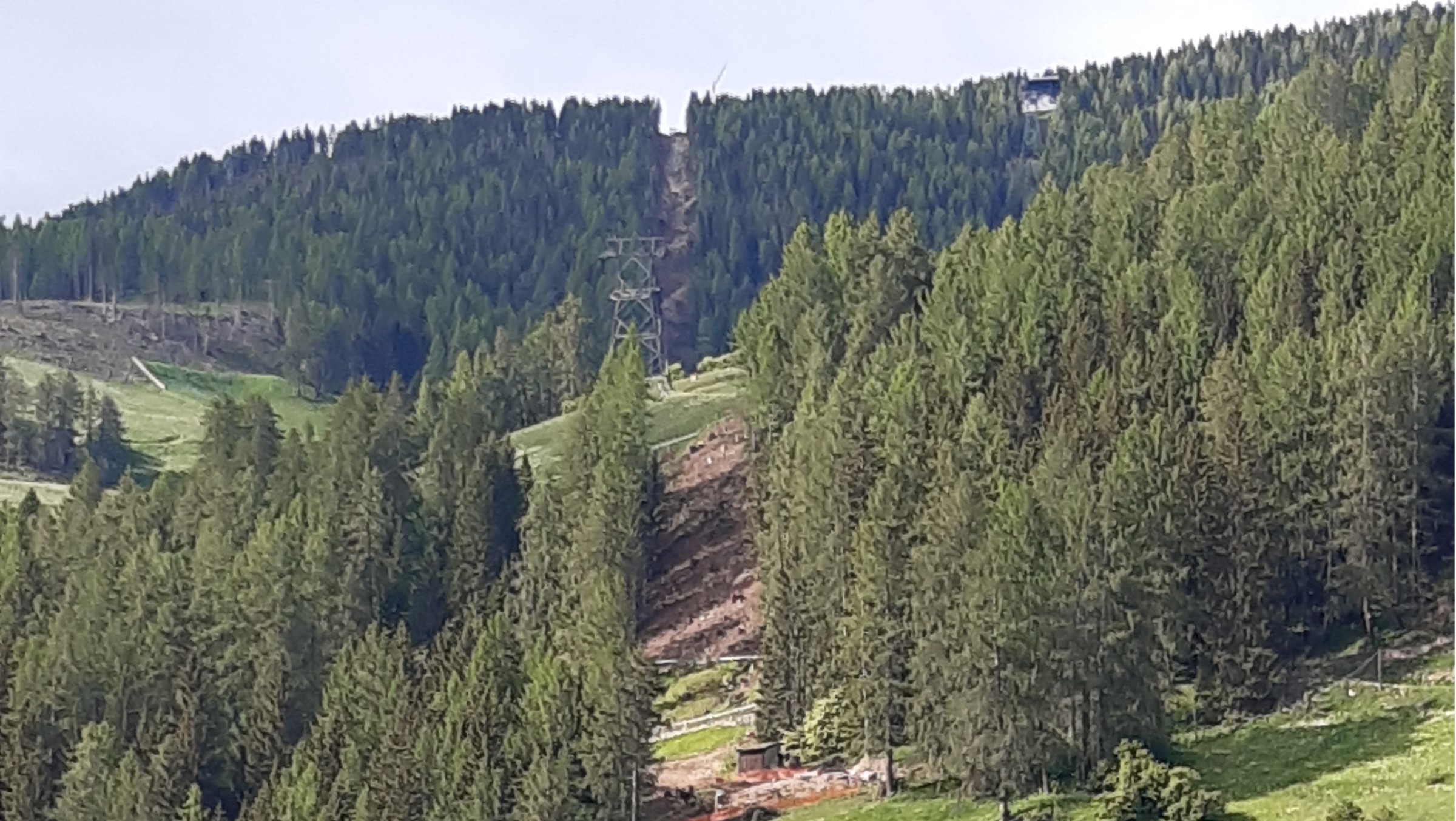 Neue Lifttrasse vom neuen Helmjet Sexten von der Talstation Sexten gesehen.