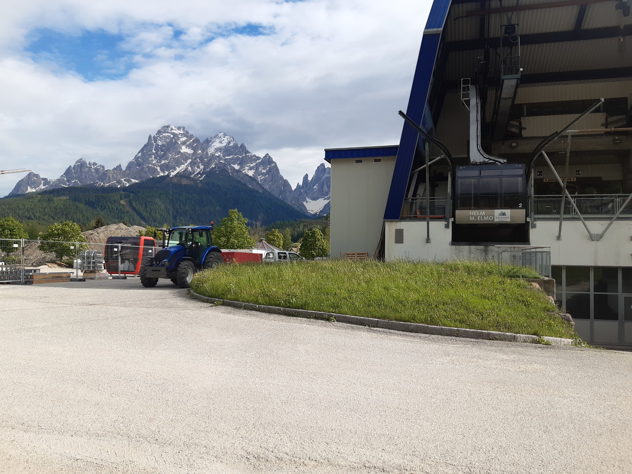 Links im Bild die zukünfktigen Kabinen Helmjet Sexten und rechts die bald vergangene Gondel der PB Helm Sexten.