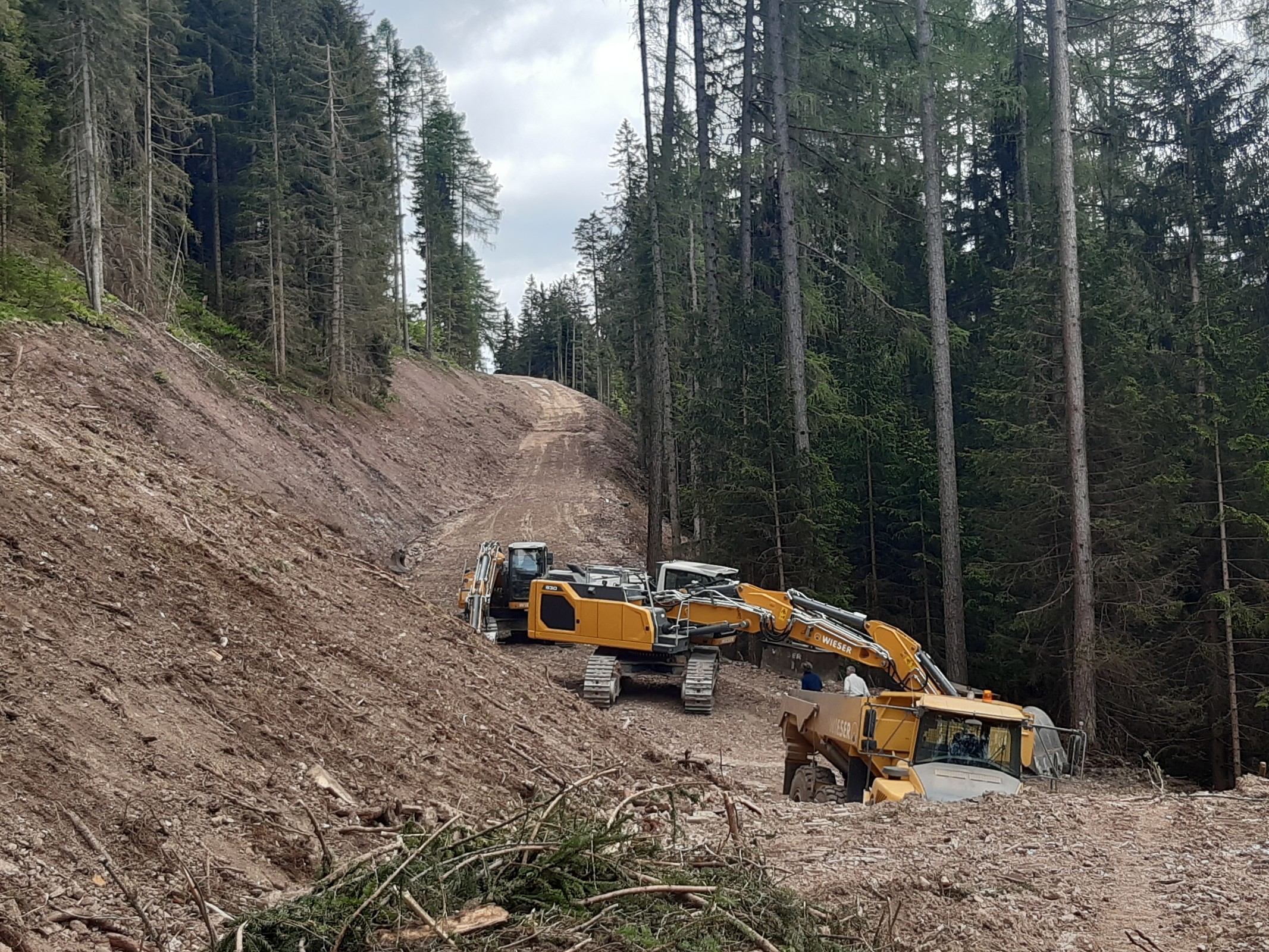 An der Verbindungspiste Dreizinnenpiste - Bruggerlift wird weiter gebaut und der Bruggerlift selbst wird auch erneuert von Leitner. 6ter neuer Lift in 6 Jahren.
