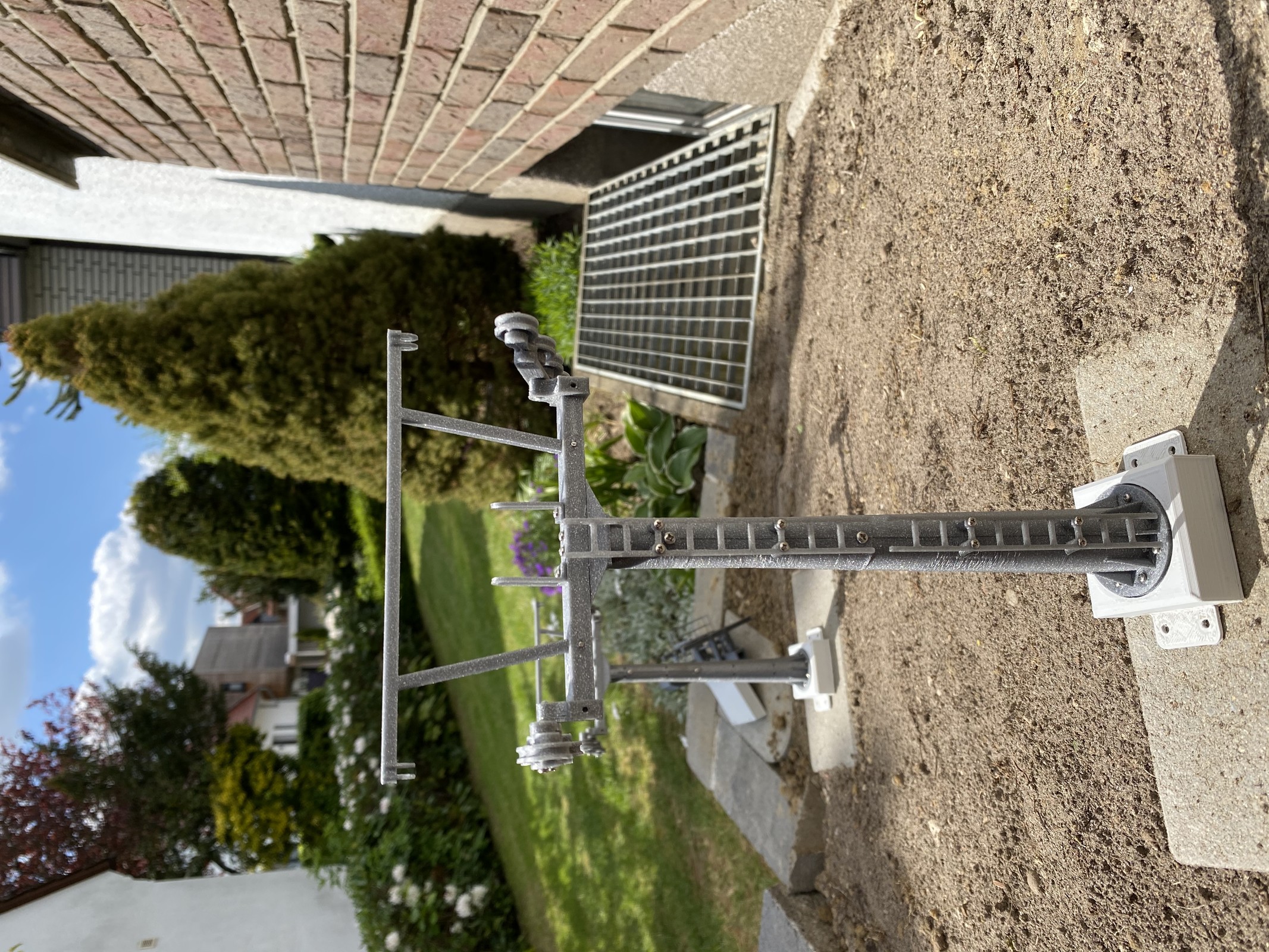 Alte Rundrohstütze auf der künftigen Trasse der DSB