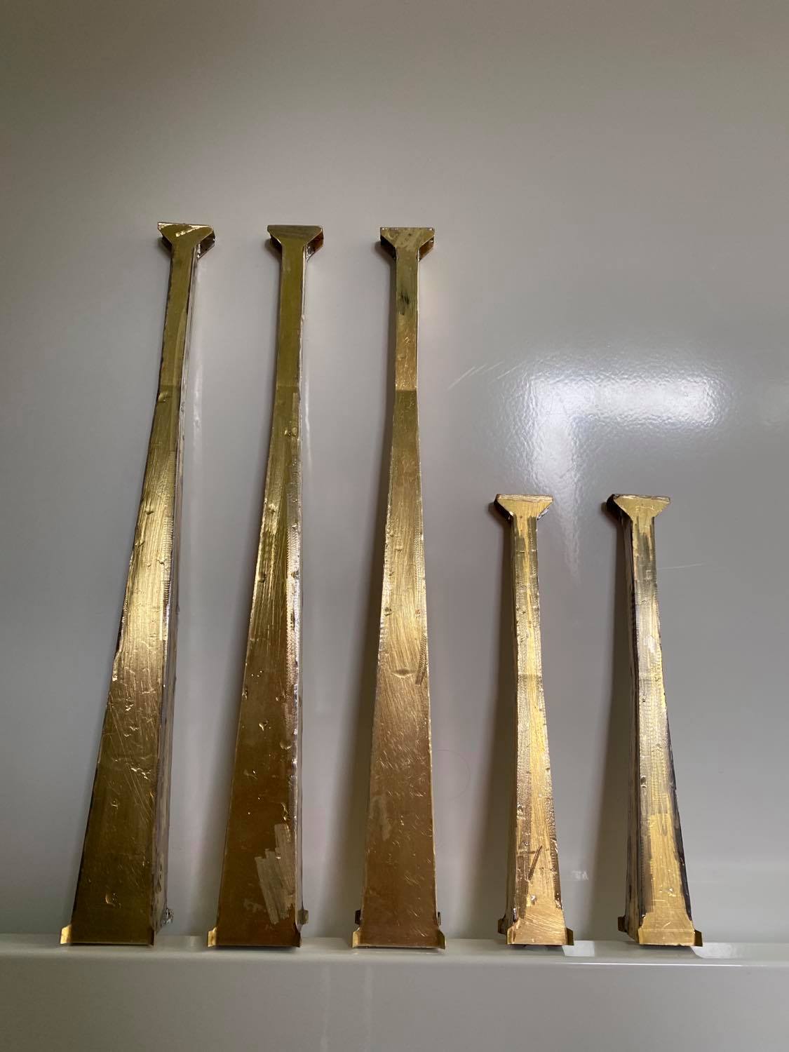 Die fünf Stützenschäfte der Bahn aus Messingblech. Die einzelnen Teile habe ich mit einer CNC-Fräse ausgechnitten und zusammengelötet. Flansch und Stützenkopf fehlen noch.