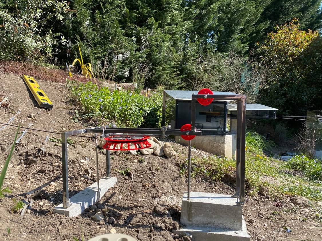 In der Talstation erfolgt die Abspannung wie beim Originsl über einen Spannturm durch ein Gewicht. Die Beiden Hauptsteher werden noch im Bereich der zwei herausstehenden Bewährungsstangen betoniert.