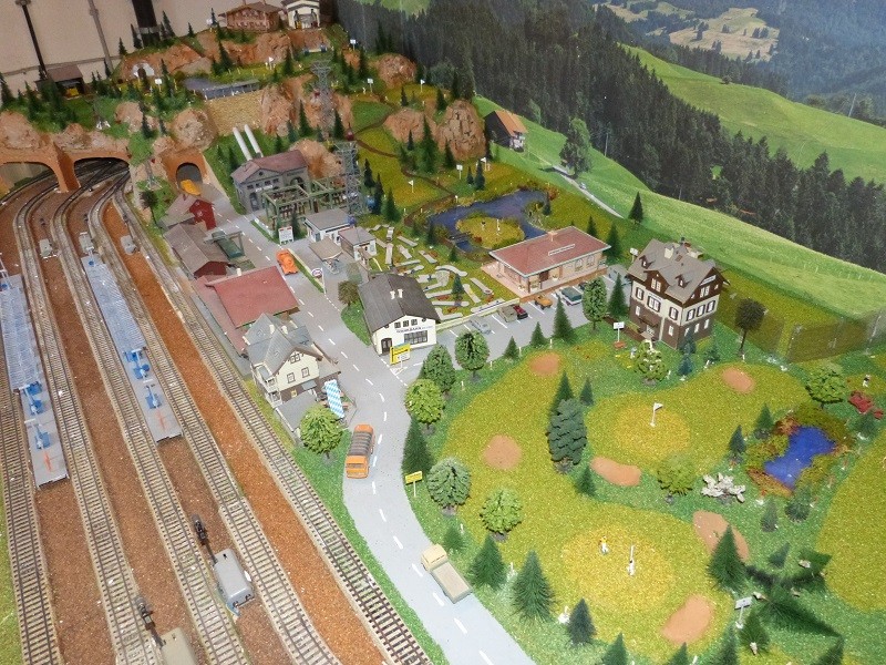 Die Anlage im Nebenraum: Der Berg (jetzt der Wank mit Wankbahn) wurde auf die andere Seite der Anlage gebaut und mit der Lorenseilbahn (links im Hintergrund) und dem Stausee vom ehemaligen Wank ergänzt.