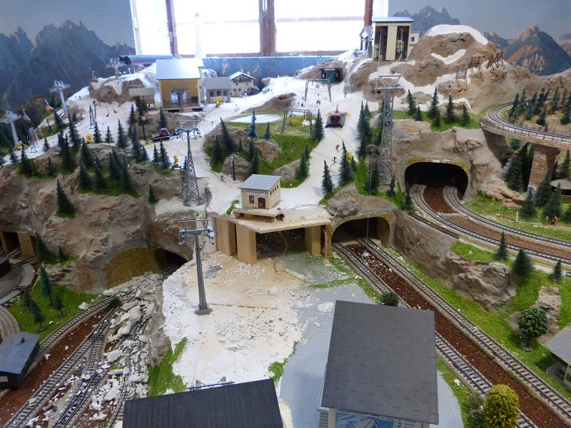 Gebaut wird geradie hier im Bereich der Kreuzeckbahn. Die Jägerndorferbahn wurde abgetragen, ebenso wie der untere Pistenabschnitt. Hier kommt nun die Brawa Hahnenkammbahn hin.