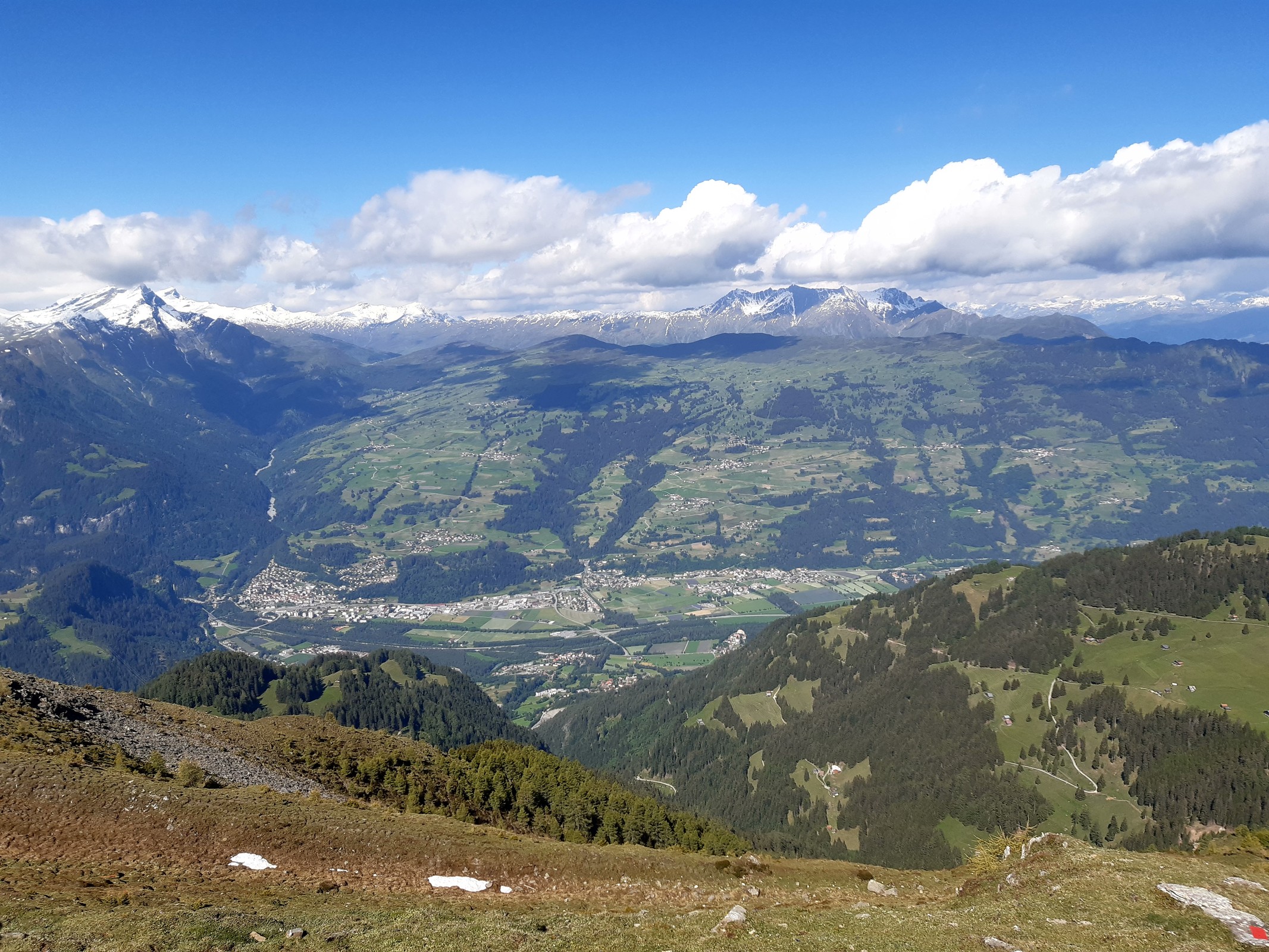 Thusis und der Heinzenberg im Bildvordergrund