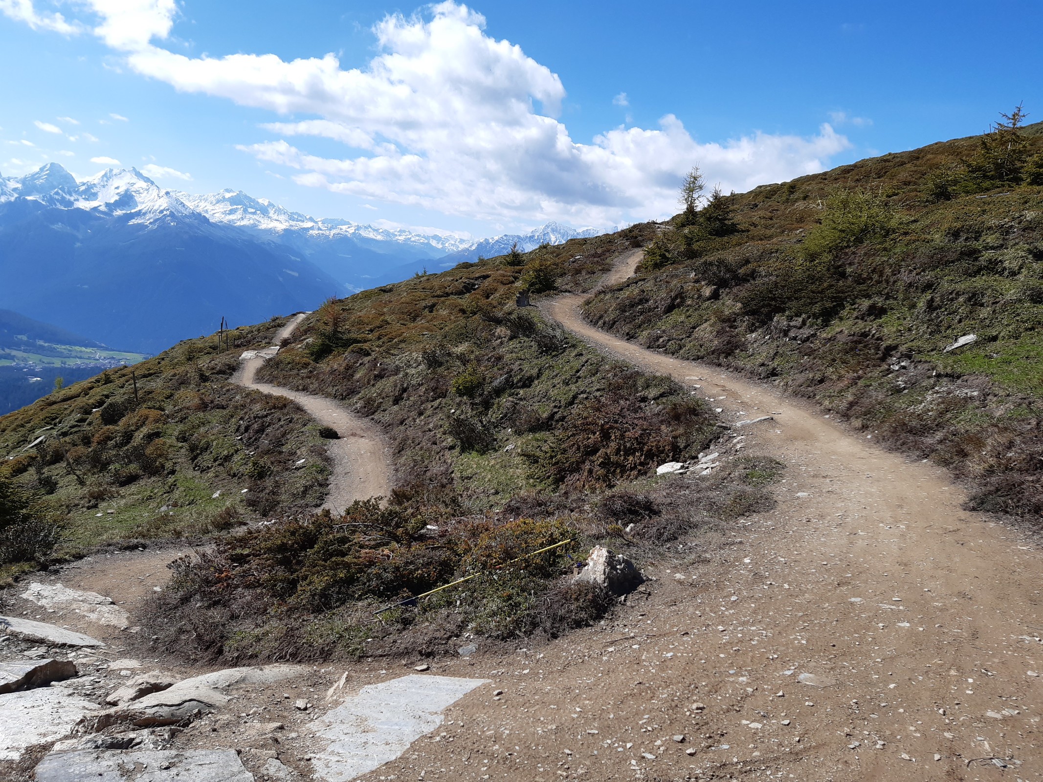 Kurz vor der Hütte zweigt der erst vor Kurzem eröffnete Trail zur Alp Fops ab. Diesen fuhr ich gestern das erste Mal. Sehr geil! Allerdings machte ich keine Fotos. Das nächste Mal dann hoffentlich. Deutlich schwieriger als der obere, viel kürzere Abschnitt. Steiler, enger, verblockter.