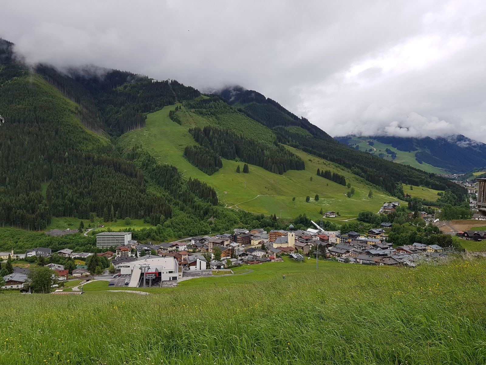 Etwas weiter oben sehen wir schon die Kohlmaisbahn, eine meiner Lieblingsseilbahnen :-) Das Ortsbild von Saalbach mit der historischen Kirche gefällt mir immer sehr gut.