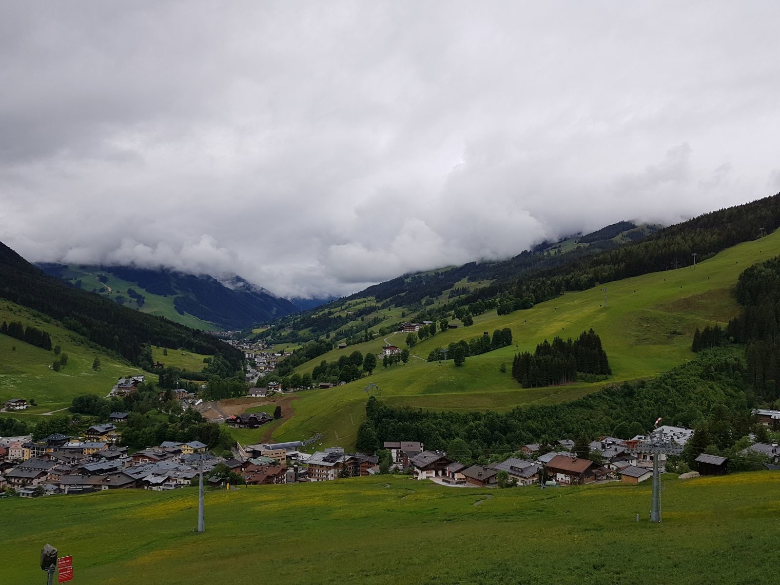 Rückblick zum Bernkogel, auch die Bauarbeiten am neuen Skiweg sind zu sehen.