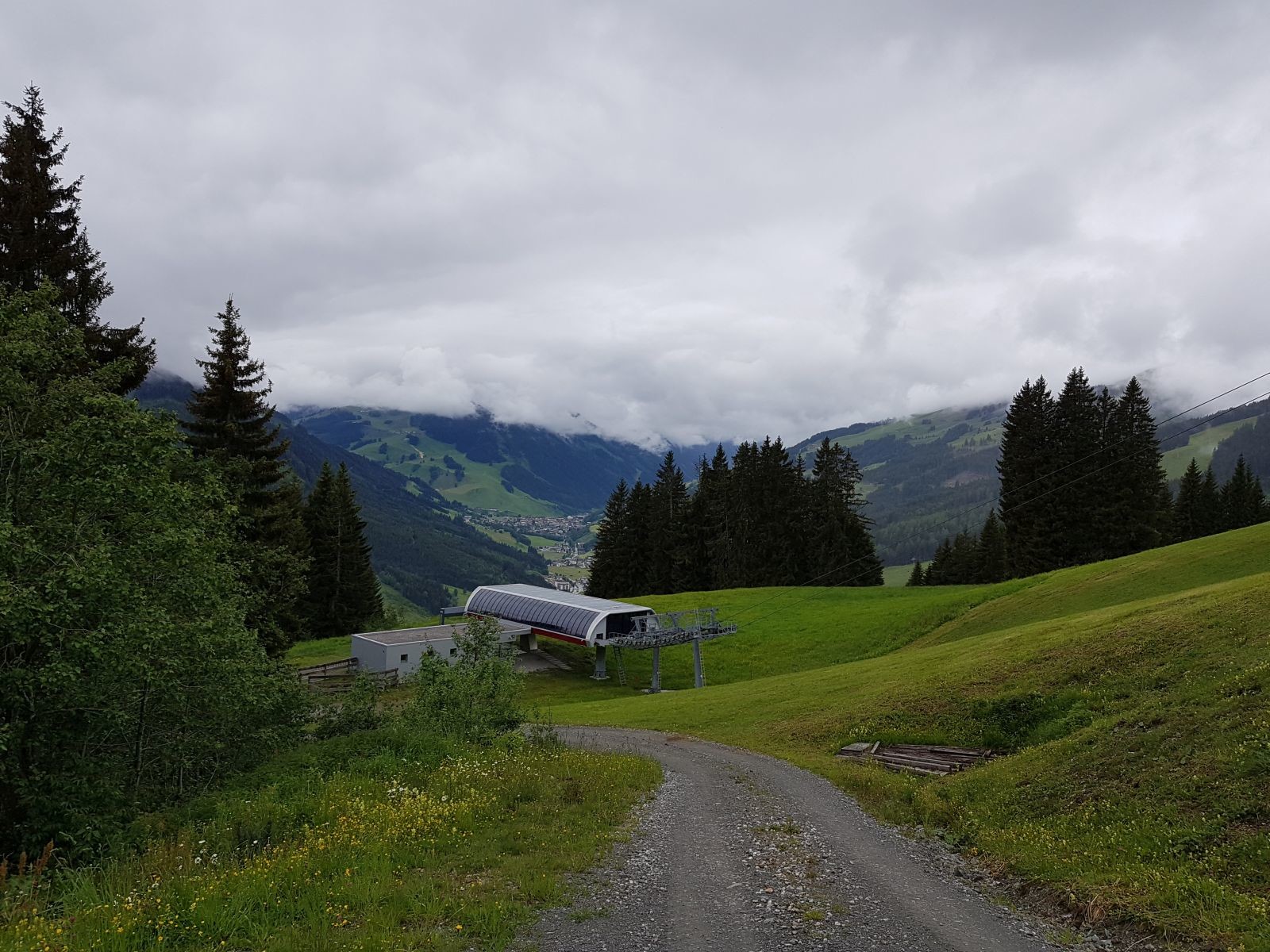 Wir erreichen die Talstation des Panorama 6ers.