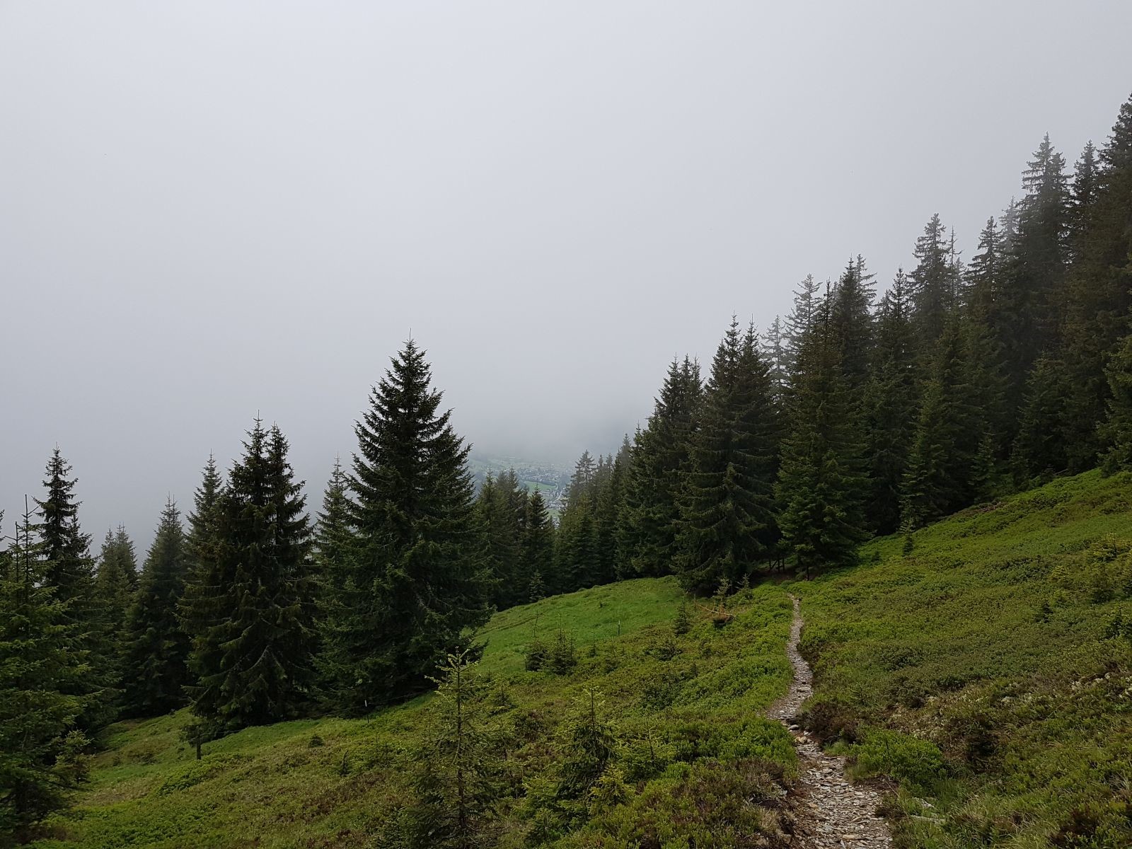 Rückblick. Im Nebel ist das Glemmtal zu erkennen.