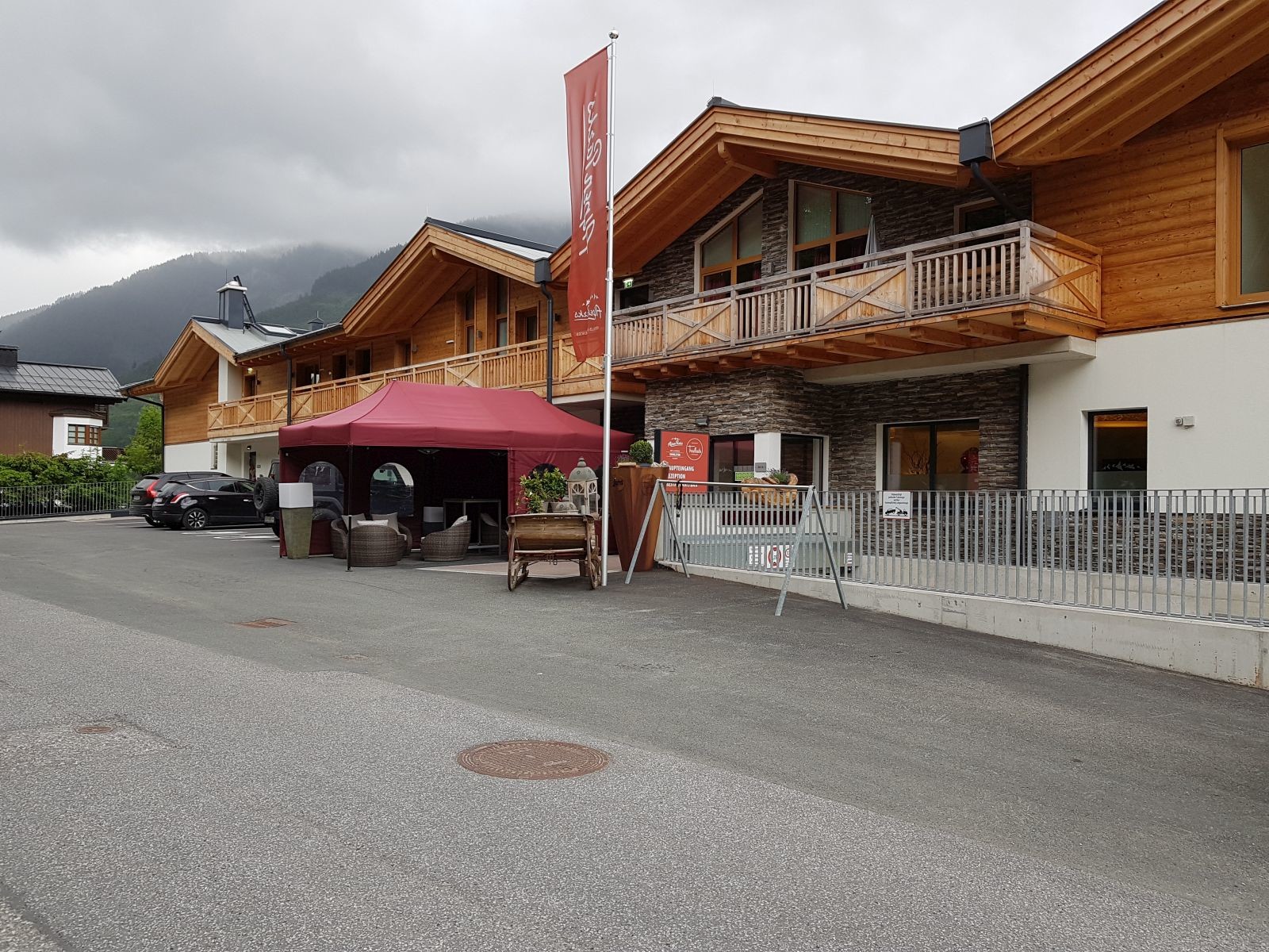 Schließlich kommen wir (trocken) am Hotel an.