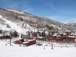 Links die Skibrücke (mit Förderbändern für Schieb-Faule) zwischen dem Beaver Creek Mtn und dem Strawberry Park