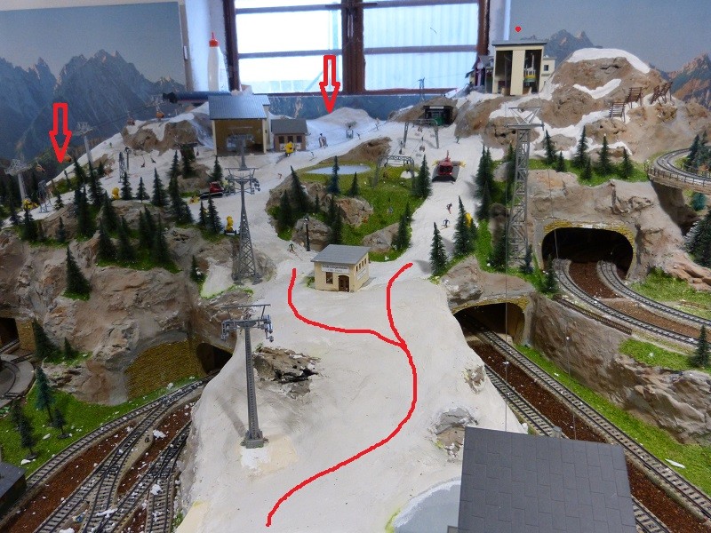 Hier der Baufortschritt. Die neue Talabfahrt ist gespachtelt. Bei der Gelegenheit hat auch die 6-KSB Kreuzjoch (Kandahar-Express) von der Bergstation aus 2 neue Pisten bekommen. Linker Pfeil eine steile schwarze ganz im Hintergrund und rechter Pfeil eine Abfahrt in Richtung Talstation Hochalmbahn