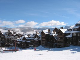 Die Nebengebäude sehen freundlicher aus