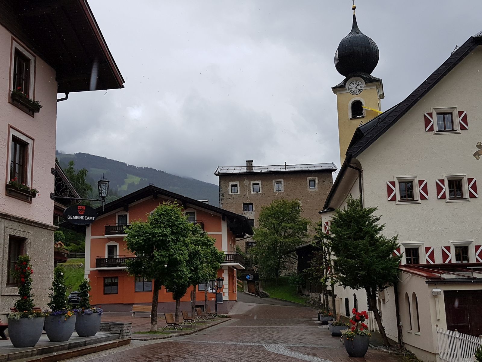Im Ortskern von Saalbach, der mir sehr gut gefällt und der auch wirklich schöne (wenn auch aktuell noch tote) Fußgängerzonen hat. Selten für einen Skiort!
