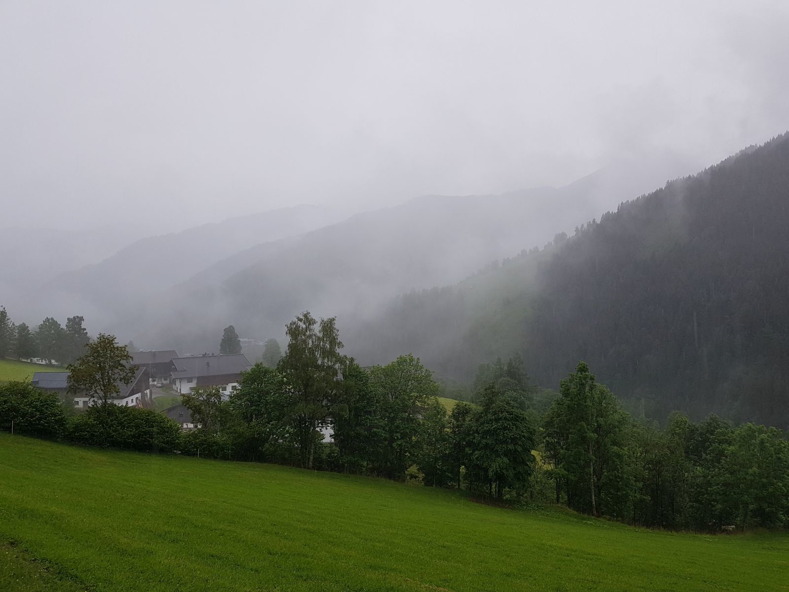 Rückblick auf das kleine Gehöft