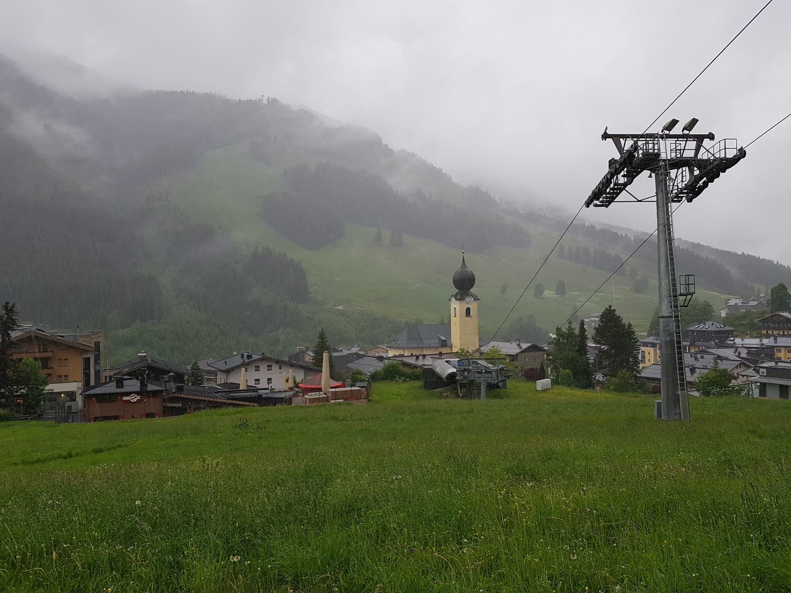 Ca. 30 Minuten später waren wir auch schon wieder auf der Turmwiese und liefen über den (noch nicht befahrenen) Biketrail zurück zum Hotel. Man sieht sich morgen, oder vielleicht doch nicht? :{