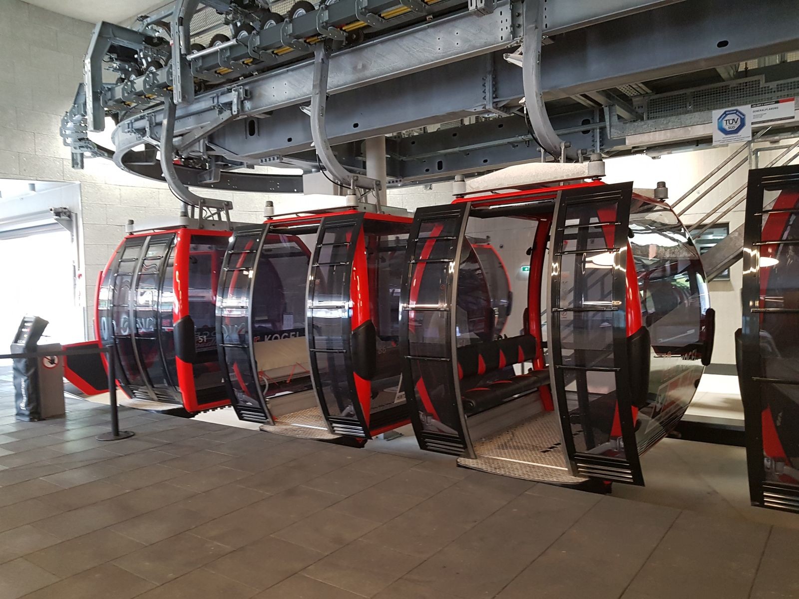 Der Tag startet an der neuen 12er Kogelbahn. Wir sind früh dran (9.30 Uhr), denn wir haben heute noch viel vor. Gut zu erkennen sind auch die Fahrradgondeln, in denen die modernen Sitze (teils hochgeklappt) von einer Plane geschützt werden.