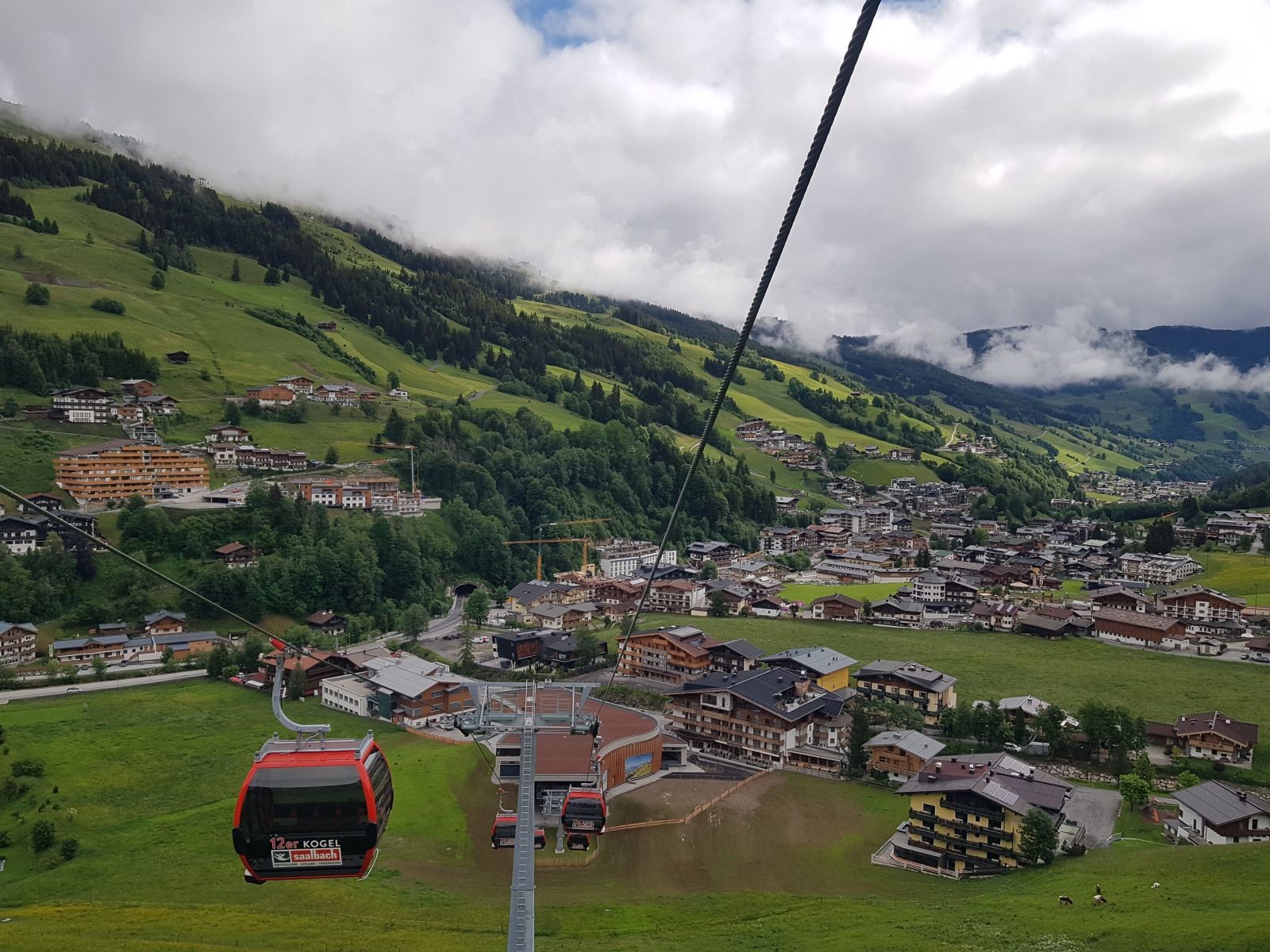 In der Bahn mit Blick auf Hinterglemm