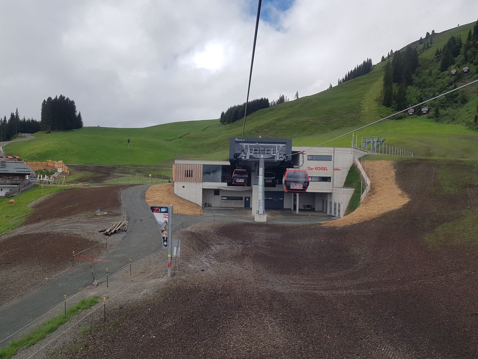 Aan der Mittelstation. Man merkt, dass hier erst kürzlich Baustelle war. Es ist alles noch nicht wieder zugewachsen.