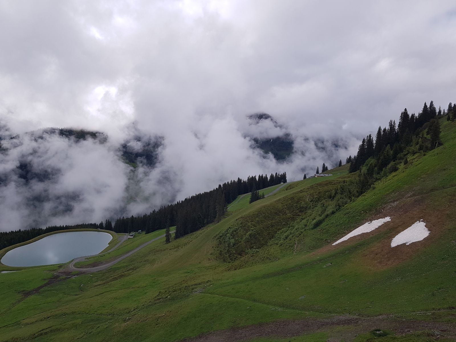 Auf der Schneekristall Weltcup - Abfahrt sind noch letzte Schneereste zu finden.