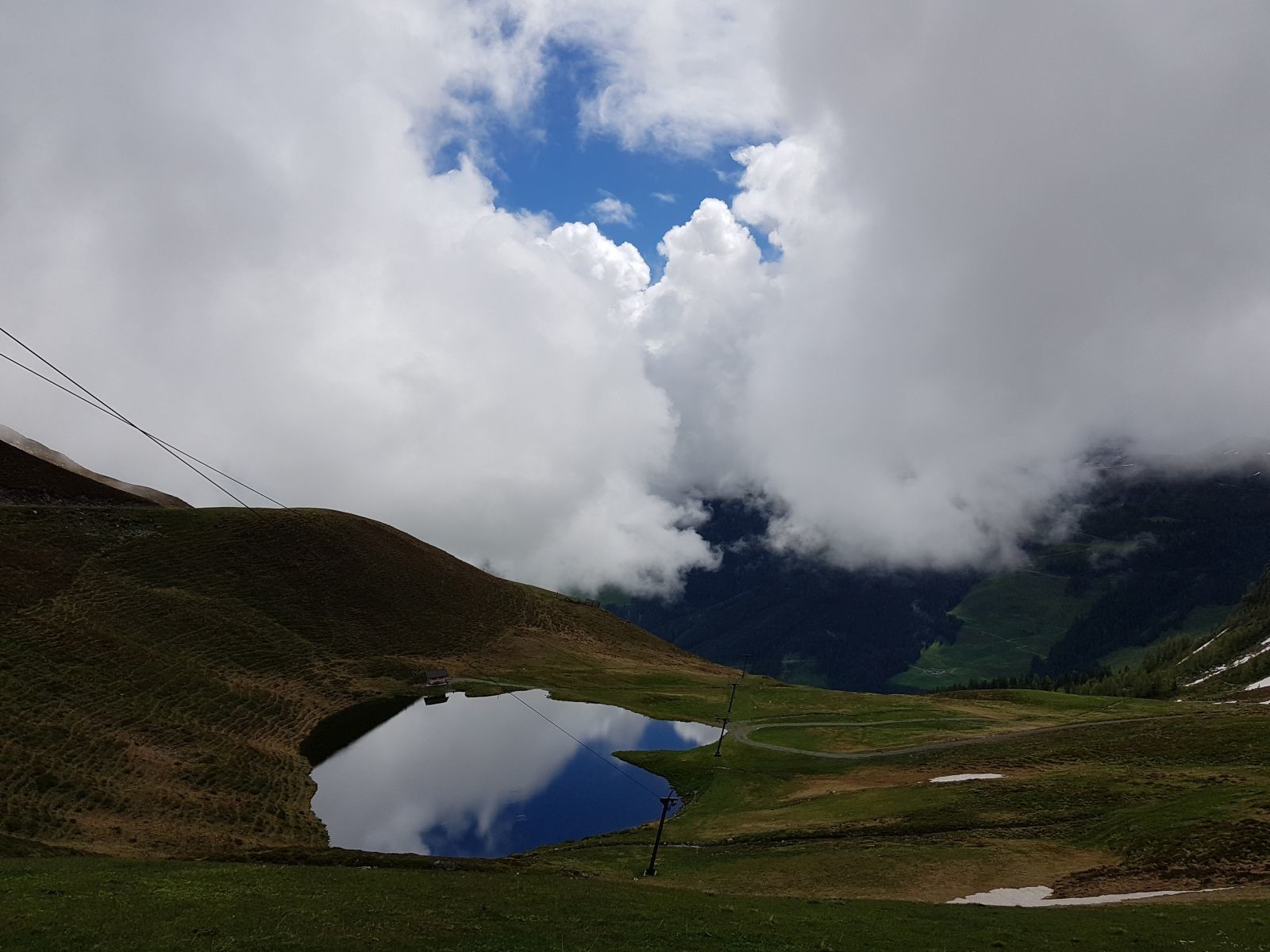 Wir steigen auf zur Bergstation des Seekarlifts. Hinter der kleinen Hütte am See sind wir rausgekommen. Der Pfad hat sich dort etwas verlaufen und ist aus der Gegenrichtung nicht zu erkennen. Man beachte auch hier die Spiegelung des Himmels im kleinen See.