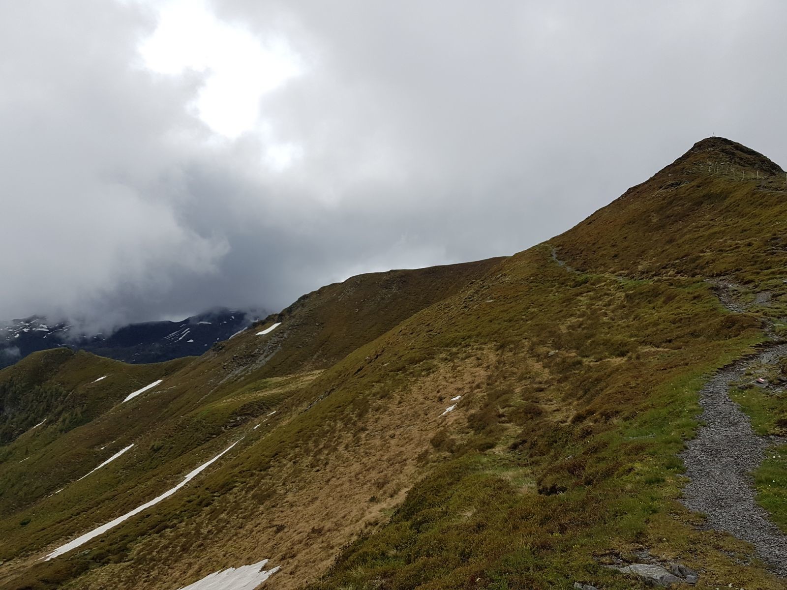 Nach der Bergstation des Schleppers biegen wir wieder links ab und folgen dem Panoramaweg.