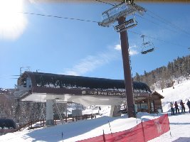 Im Vordergrund fährt die 4KSB Bachelor Gulch Express vorbei, links hinten startet der Upper Beaver Creek Mountain Express