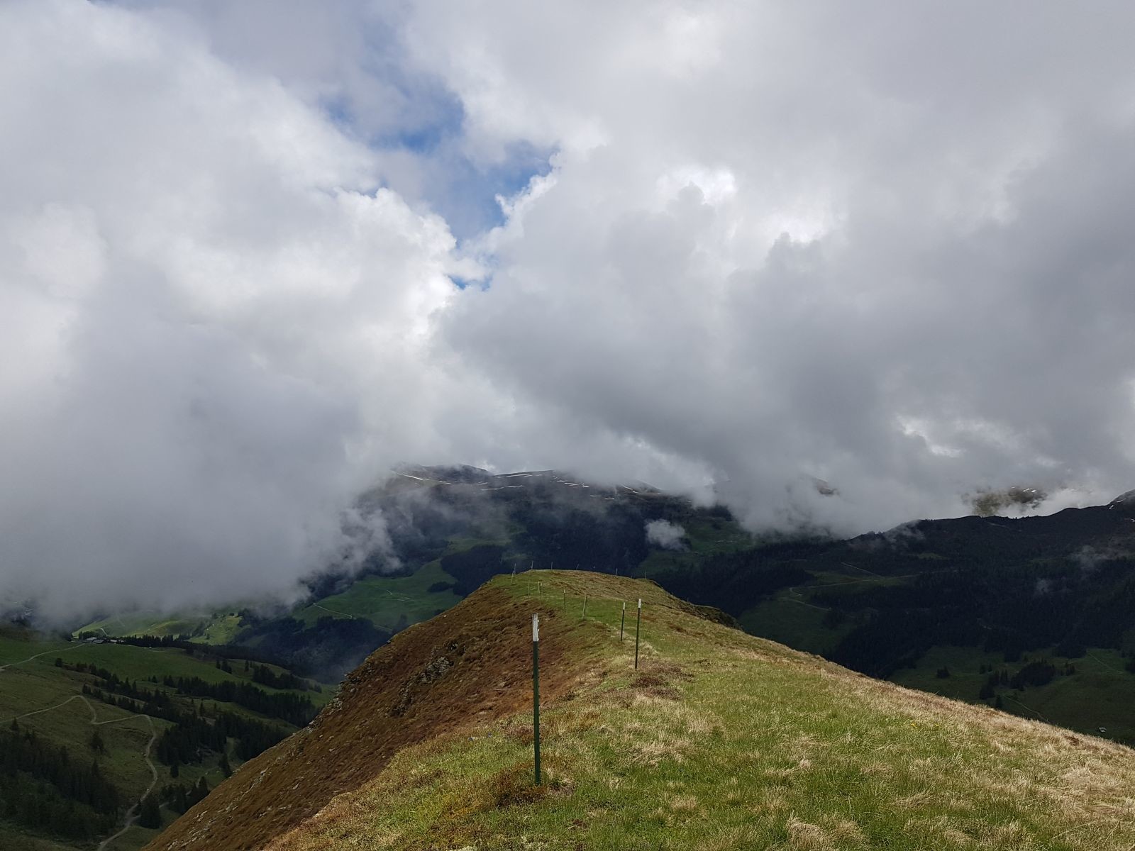 Wir gingen also weiter, zunächst am Hang. Letztendlich dann aber doch am Grat, da es hier einfacher zu laufen ging. Der Weg war ihr schon spürbar undeutlicher und schlechter zu erkennen. Aber das bemerkten wir erst später.