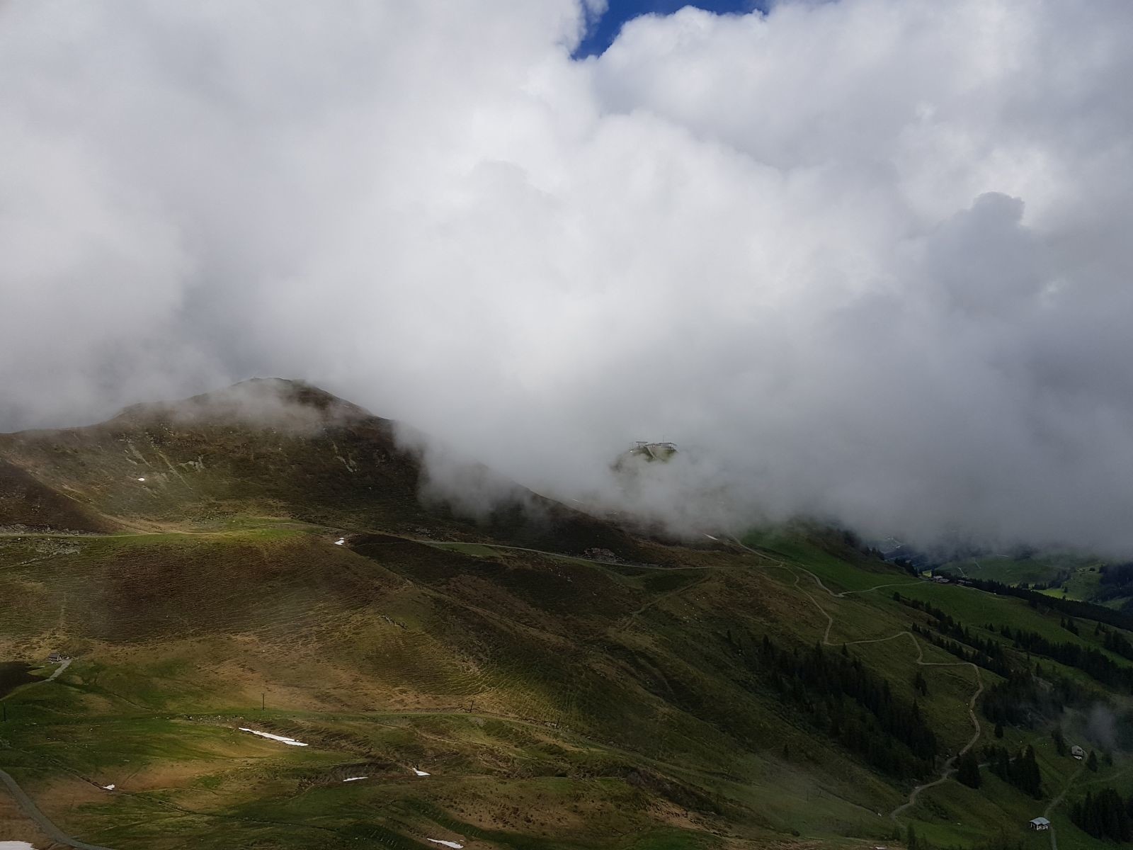 Rückblick zum Seekarlift. Im Nebel ist auch der Zwölferkogel zu sehen.